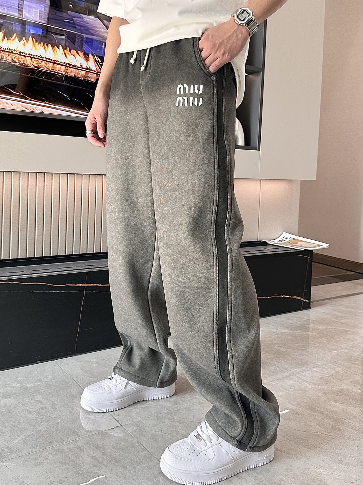 NO:650230,miumiu 2025 autumn and winter latest series of men's thickened casual pants!  It's lined with velvet and is very warm, so those in the north should quickly prepare it!  Made of customer-supplied elastic soft cotton material, soft and delicate, and feels great!  The brand style is clear at a glance!  Minimalist design, no extra exaggerated elements to declare victory, fine details, original custom-made hardware accessories, just the right thickness, easy to control in all weathers, classic color upper body, very energetic, multiple styles of wear, casual business, daily life, fashion trends can be controlled!  The overall style and fashion sense are extremely outstanding, bringing extraordinary clothing taste!  Size M-XXXL,,miumiu,alexander wang19860909miumiu 2025秋冬最新系列男士加厚休闲裤！ 内里加绒,非常保暖,北方的宝子们赶紧备上！ 采用客供弹力柔棉材质,柔软细腻,手感绝佳！品牌格调一览无余！极简主义设计,没有多余浮夸的元素来宣兵夺主,细节做工精细,五金配件原版定制,厚薄程度也是恰到好处,轻松驾驭各种天气,经典颜色上身很显精气神,多种风格穿搭,休闲商务、日常生活、时尚潮流均可驾驭！整体不论是档次还是时尚感都是极为出色的,带来非凡的衣着品味！ 尺码 M-XXXL,,miumiu,alexander wang,Men's clothing