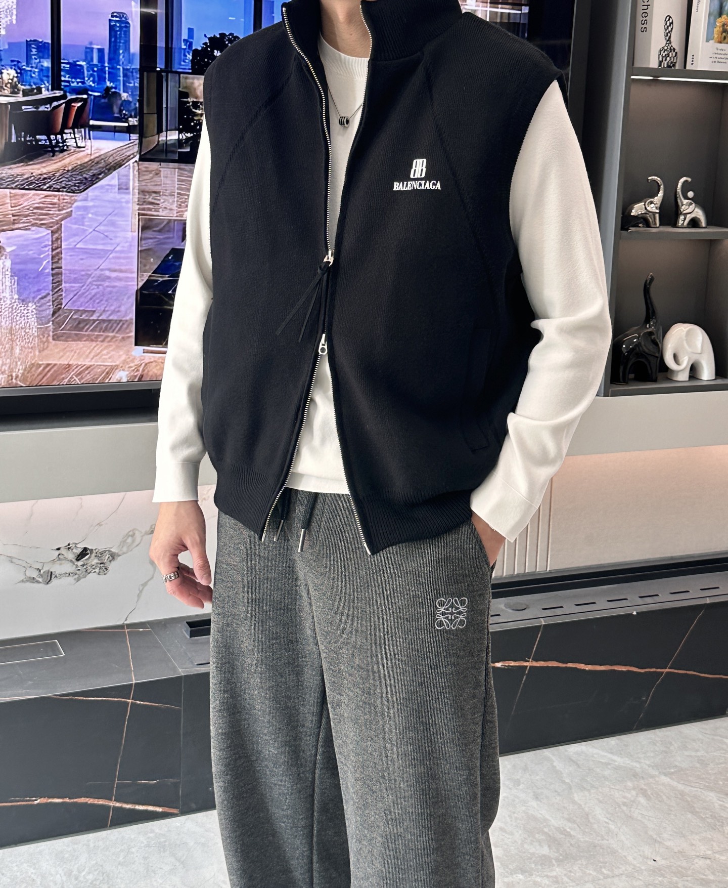 NO:650167,Balenciaga 2025FW down vest, a must-have item for fashionistas!  Advanced customization, the highest standard of 90 down, ingredients support testing, first-class thermal performance. Double-layer gallbladder inside to ensure that the goose down will not come out, customized high-density waterproof nylon fabric. High-end texture and durability. The quality can reach the purchase level. Super versatile, the upper body effect is great!  Size 48-56 (profitable),,balenciaga,down jacket,alexander wang19860909巴黎世家 2025FW羽绒马甲 潮人必备单品！高级定制 最高标准90绒,成分支持检测,一流保暖性能.内里双层胆布,以保证鹅绒不会钻出,定制高密度防水尼龙面料.高端质感及耐用性.品质可达代购级别. 超级百搭,上身效果超赞！ 尺码48-56 (让利款）,,balenciaga,down jacket,alexander wang,Men's clothing