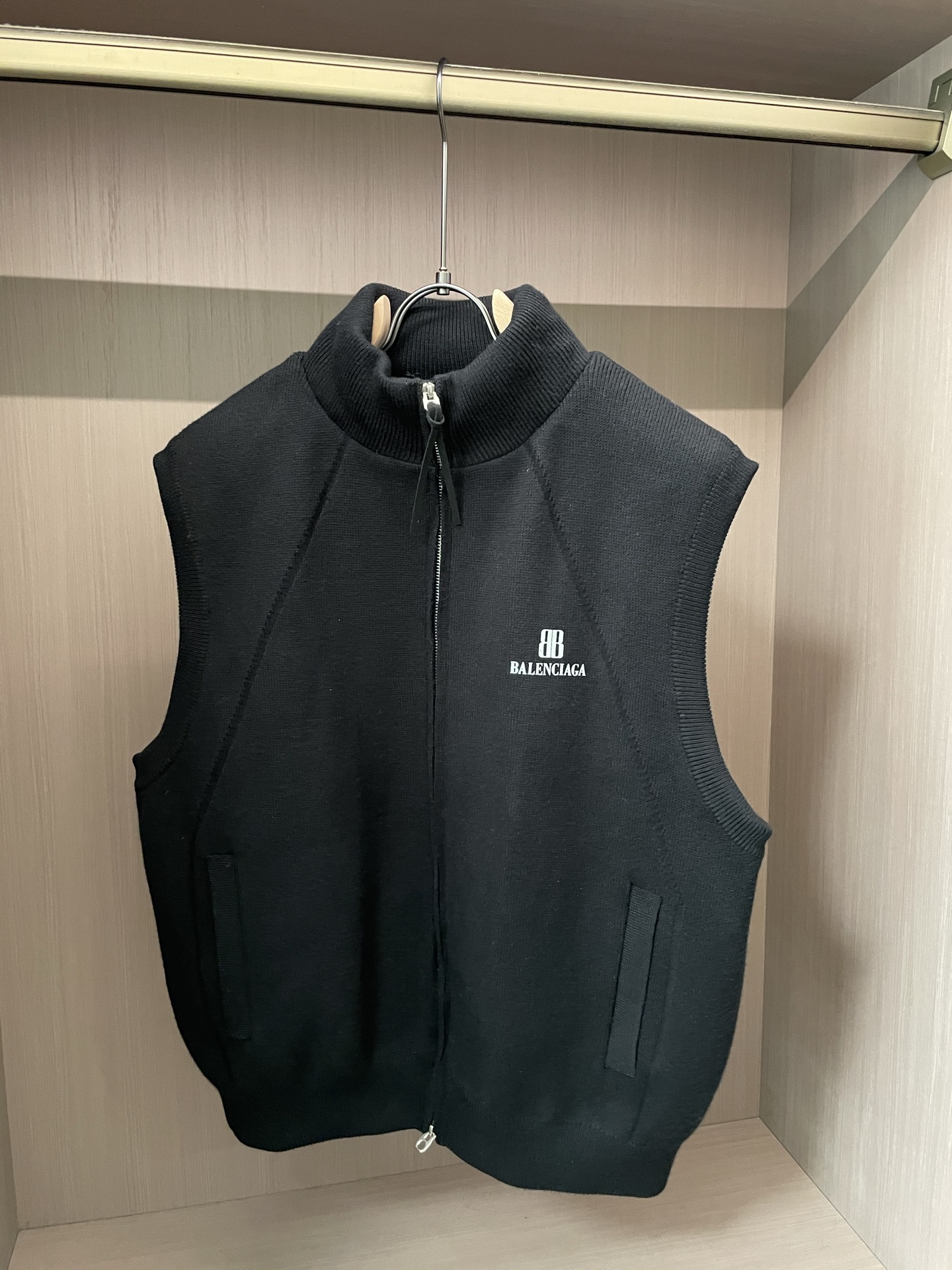 · 巴黎世家 2025FW羽绒马甲 潮人必备单品！高级定制 最高标准90绒，成分支持检测，一流保暖性能。