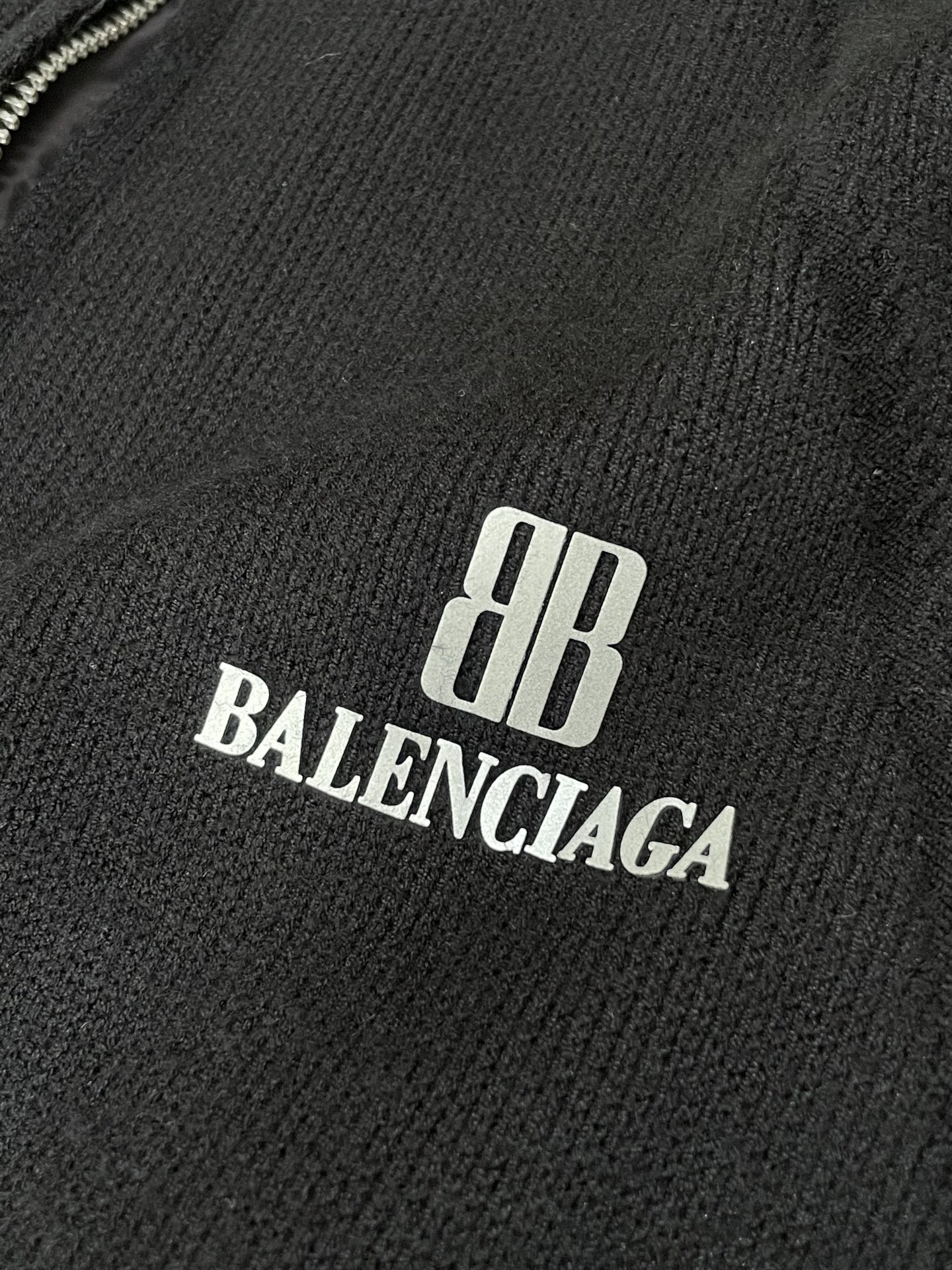 · 巴黎世家 2025FW羽绒马甲 潮人必备单品！高级定制 最高标准90绒，成分支持检测，一流保暖性能。