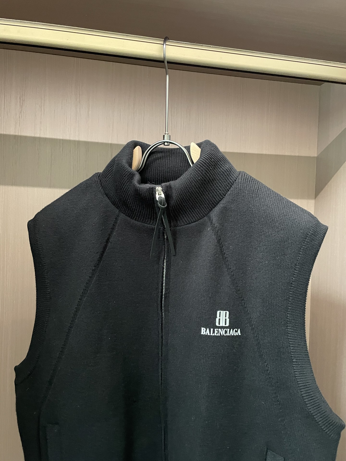 · 巴黎世家 2025FW羽绒马甲 潮人必备单品！高级定制 最高标准90绒，成分支持检测，一流保暖性能。