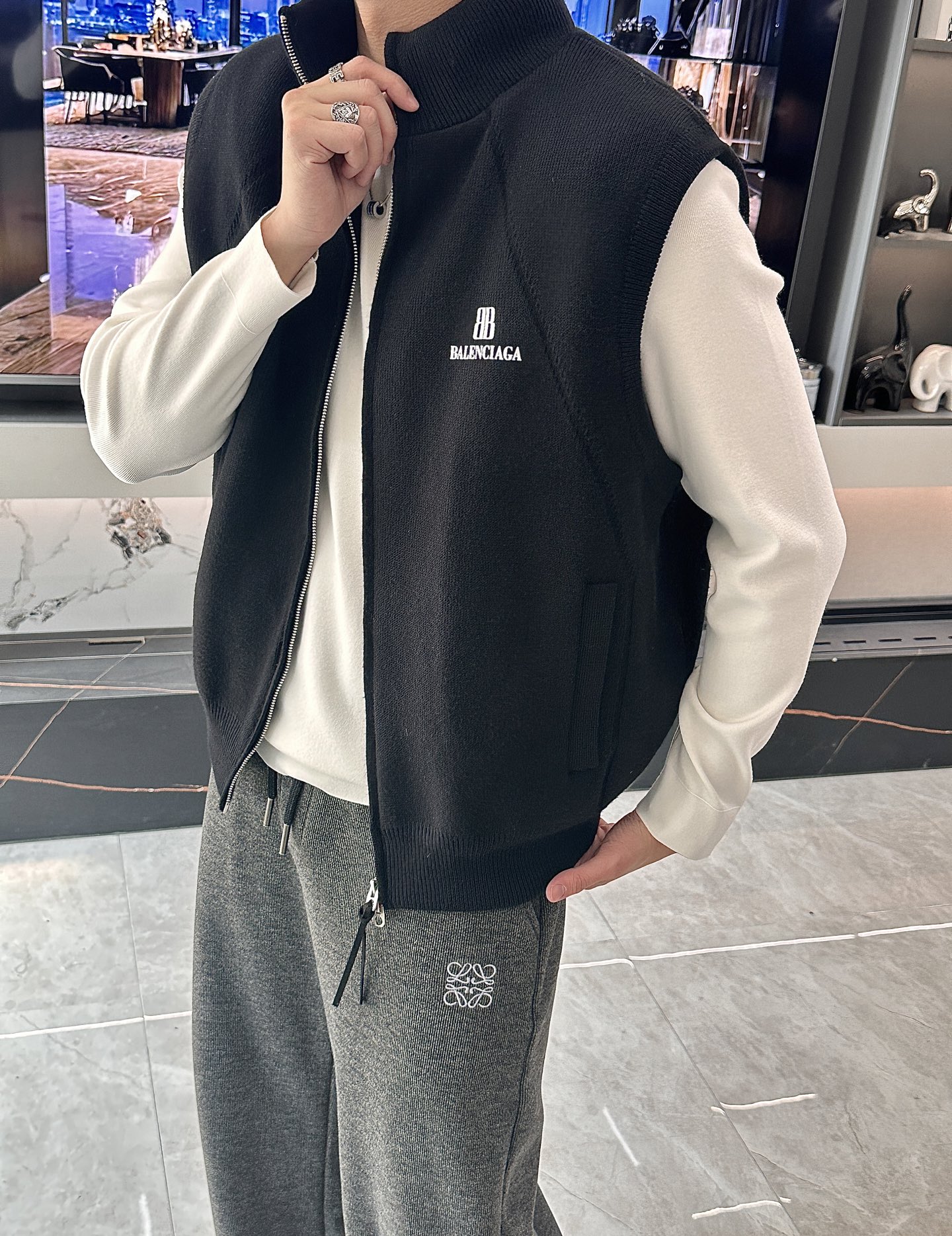 · 巴黎世家 2025FW羽绒马甲 潮人必备单品！高级定制 最高标准90绒，成分支持检测，一流保暖性能。