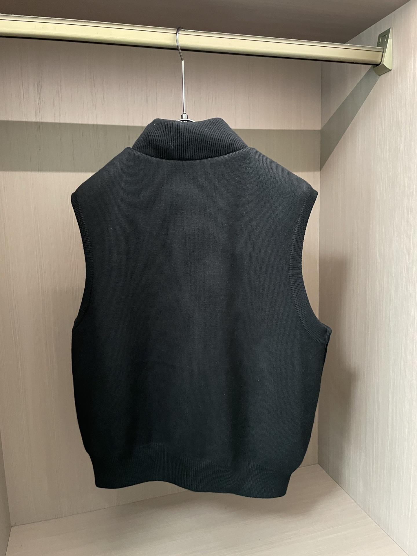 · 巴黎世家 2025FW羽绒马甲 潮人必备单品！高级定制 最高标准90绒，成分支持检测，一流保暖性能。