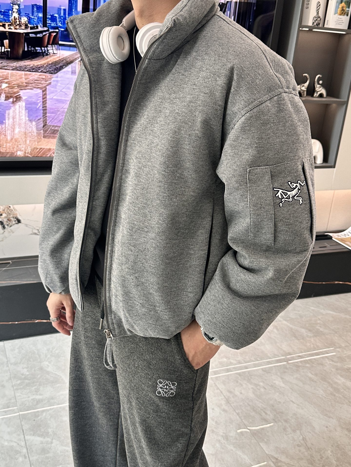 NO:650173,Archaeopteryx Trading Company Order!  2025ss new autumn and winter products, synchronized with the official website, super stylish, simple and comfortable down jacket, customized with the highest quality 90 white duck down anti-drilling fabric, excellent fluffiness, full filling, light and not weighing down, fashionable and simple, very suitable for sweaters and sweaters, original fabric, warm and stylish, large products, seize the opportunity. Size 48-56  (profit),arc'teryx,hoodie,sweatshirts,sweaters,down jacket,alexander wang19860909始祖鸟 贸易公司订单！2025ss秋冬新品 官网同步 超有型 简洁舒适的羽绒服定制最高等90白鸭绒防钻绒面料、蓬松度极好,填充物饱满,轻便不压身,时尚简约,内搭卫衣、毛衣都非常合适,原版面料,保暖有型、大货就有心的把握机会吧. 尺码48-56 (让利款）,arc'teryx,hoodie,sweatshirts,sweaters,down jacket,alexander wang,Men's clothing