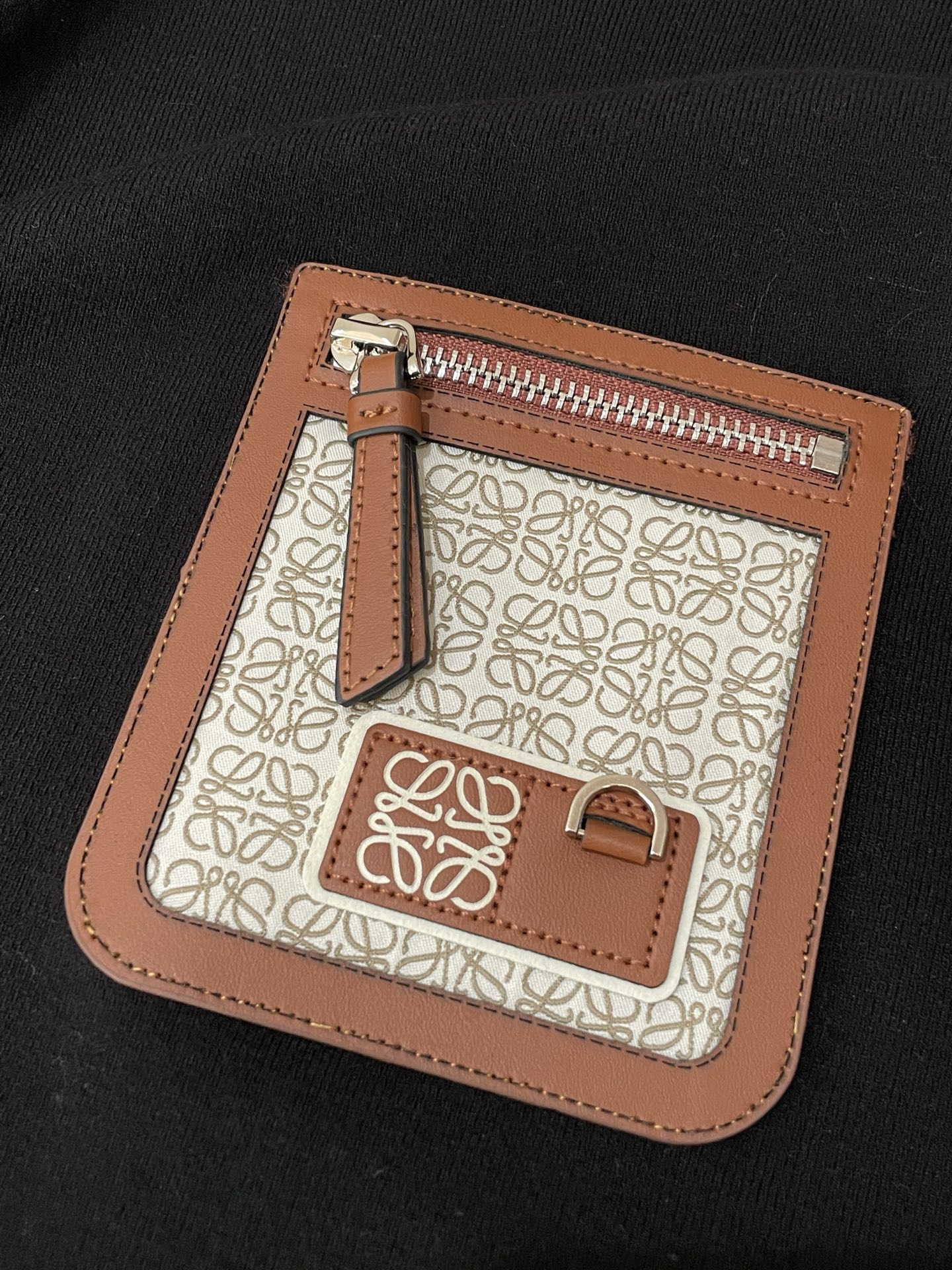 · Loewe 重磅推荐！2025aw秋冬新款 专柜同步 时尚经典基础款针织衫 秋冬必备款 采用针织衫加