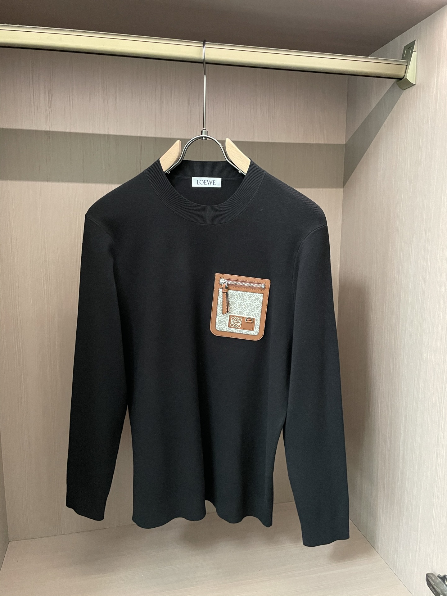 · Loewe 重磅推荐！2025aw秋冬新款 专柜同步 时尚经典基础款针织衫 秋冬必备款 采用针织衫加