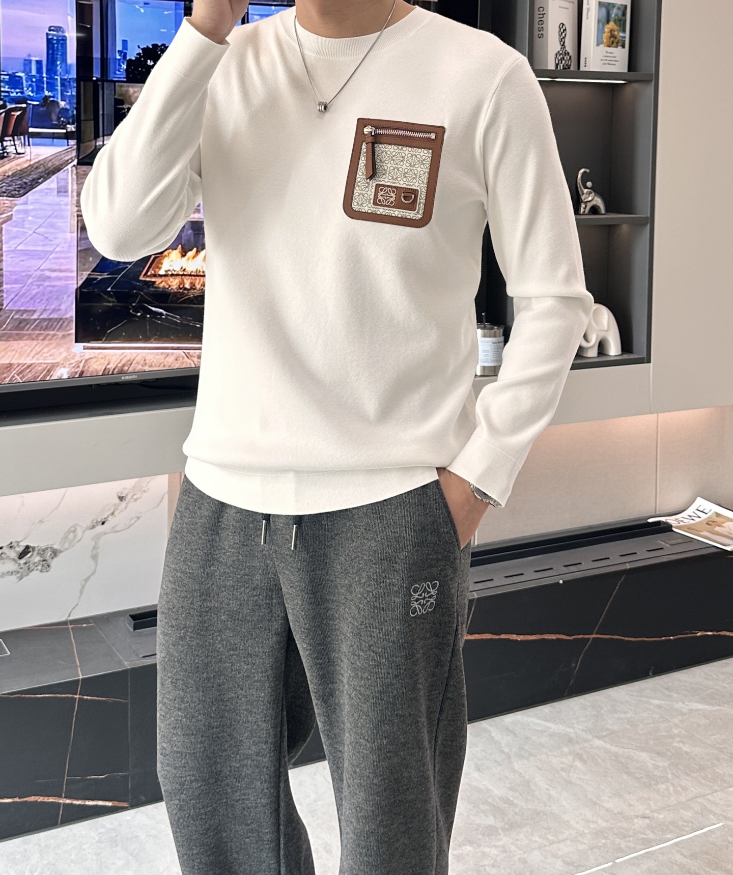 NO:650178,Highly recommended by Loewe!  2025aw autumn and winter new styles, synchronized with counters, fashionable classic basic sweaters, must-have styles for autumn and winter, using thickened sweaters, exquisite, simple and elegant, brand element embellishment design, not too complicated craftsmanship, playing with the fusion of design and materials, simple European style, a perfect base for autumn and winter!  Size M-3xL,,loewe,sweaters,alexander wang19860909Loewe 重磅推荐！2025aw秋冬新款 专柜同步 时尚经典基础款针织衫 秋冬必备款 采用针织衫加厚毛衣,精致简洁大方 品牌元素点缀设计 没有过多复杂的工艺 玩的就是设计与材质的融合 简约的欧风 秋冬季打底神器！尺码M-3xL,,loewe,sweaters,alexander wang,Men's clothing