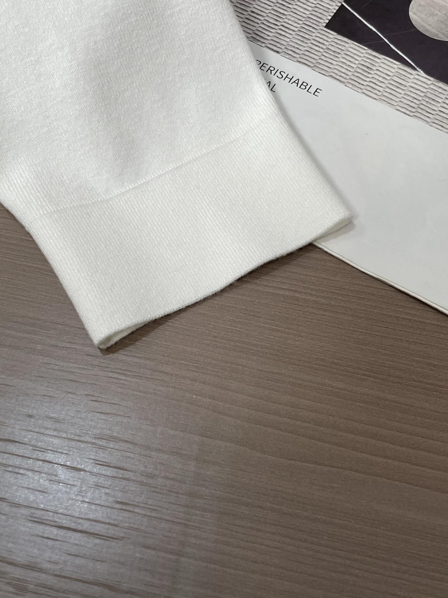 · Loewe 重磅推荐！2025aw秋冬新款 专柜同步 时尚经典基础款针织衫 秋冬必备款 采用针织衫加