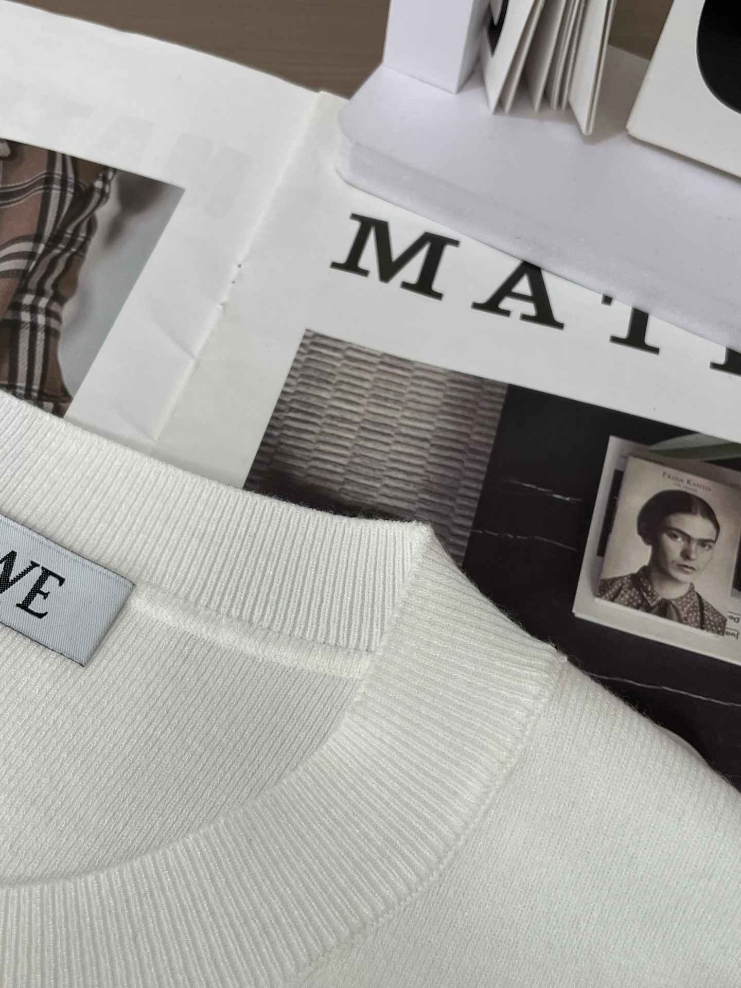 · Loewe 重磅推荐！2025aw秋冬新款 专柜同步 时尚经典基础款针织衫 秋冬必备款 采用针织衫加