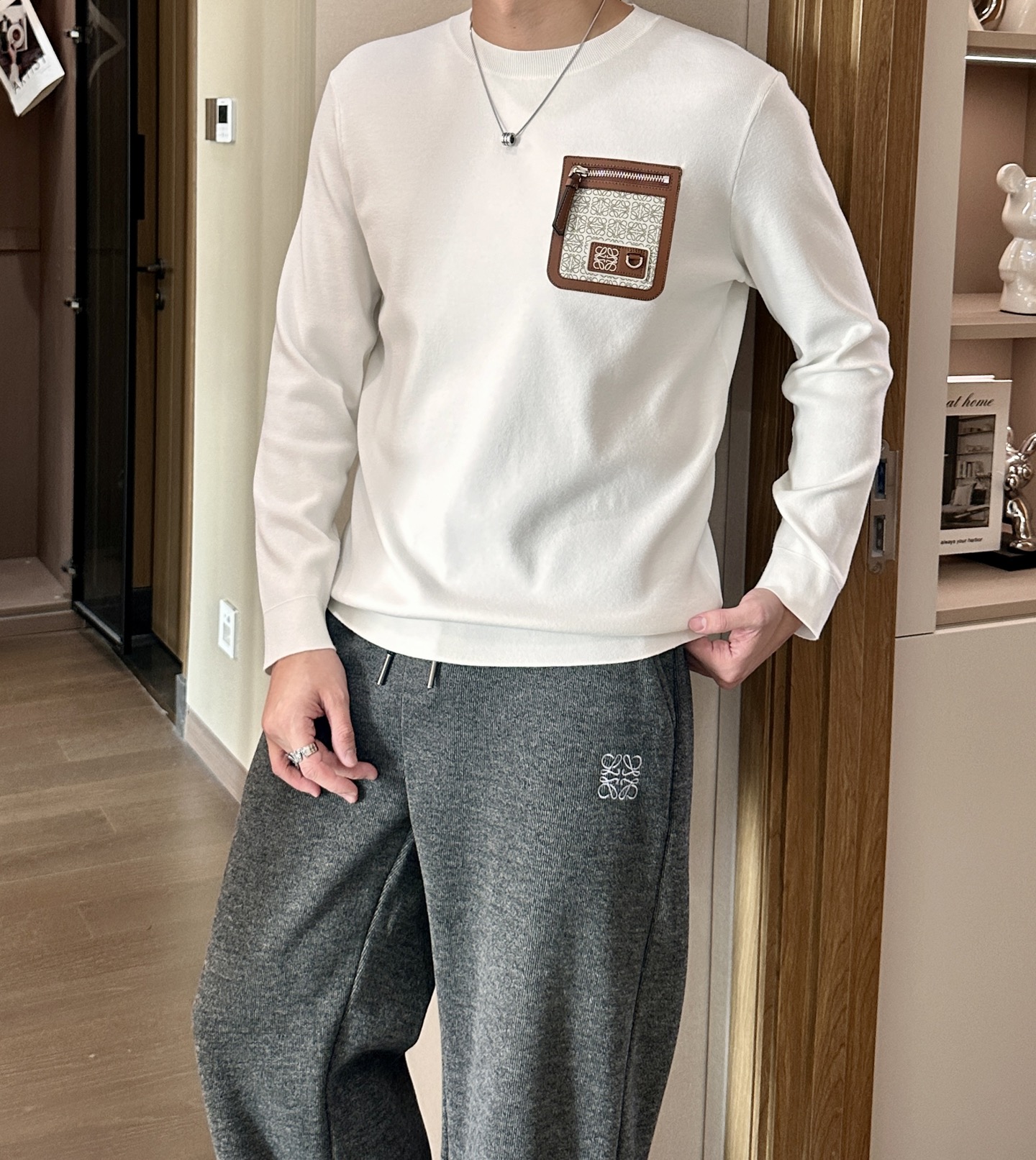 · Loewe 重磅推荐！2025aw秋冬新款 专柜同步 时尚经典基础款针织衫 秋冬必备款 采用针织衫加