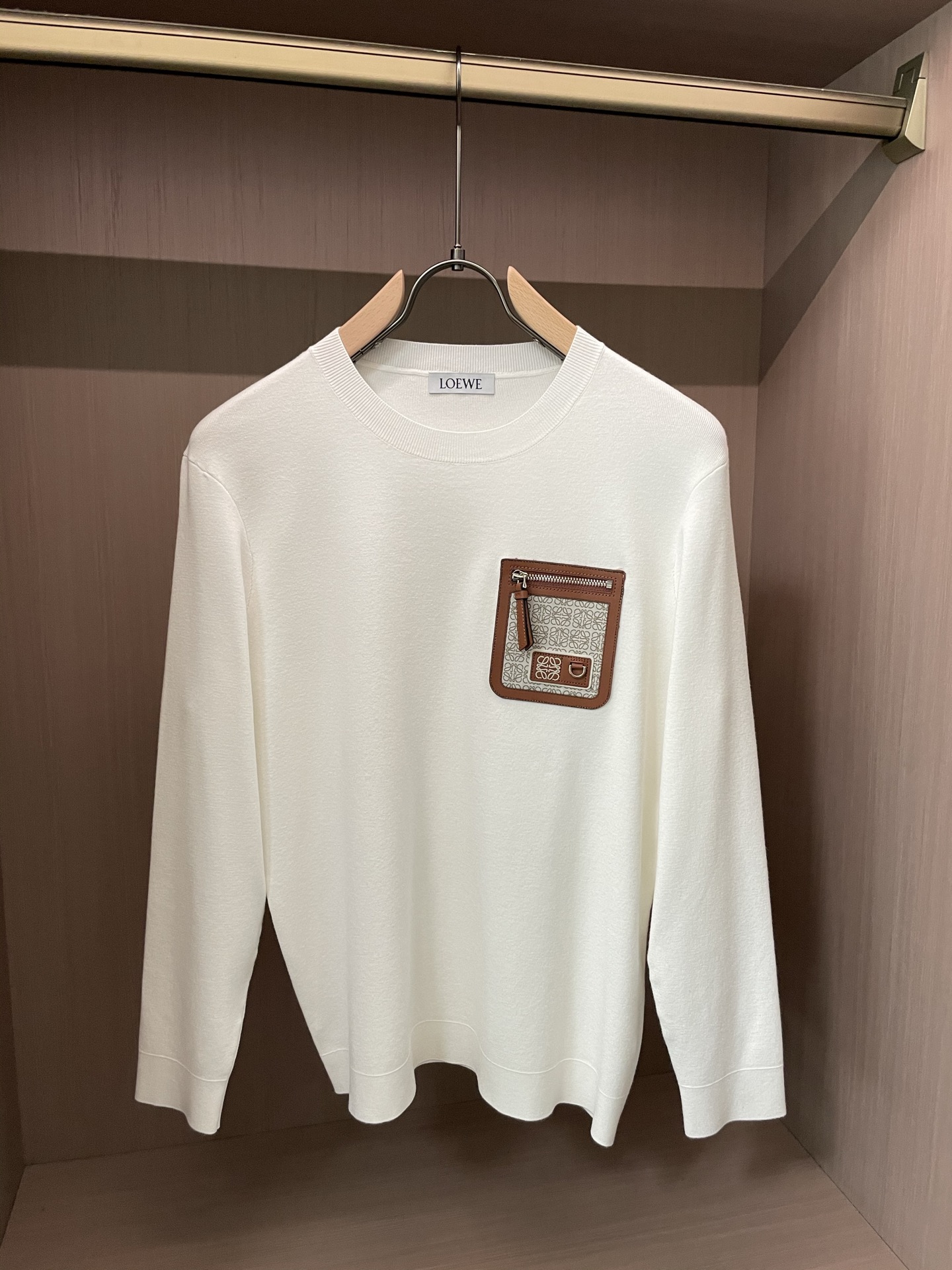 · Loewe 重磅推荐！2025aw秋冬新款 专柜同步 时尚经典基础款针织衫 秋冬必备款 采用针织衫加