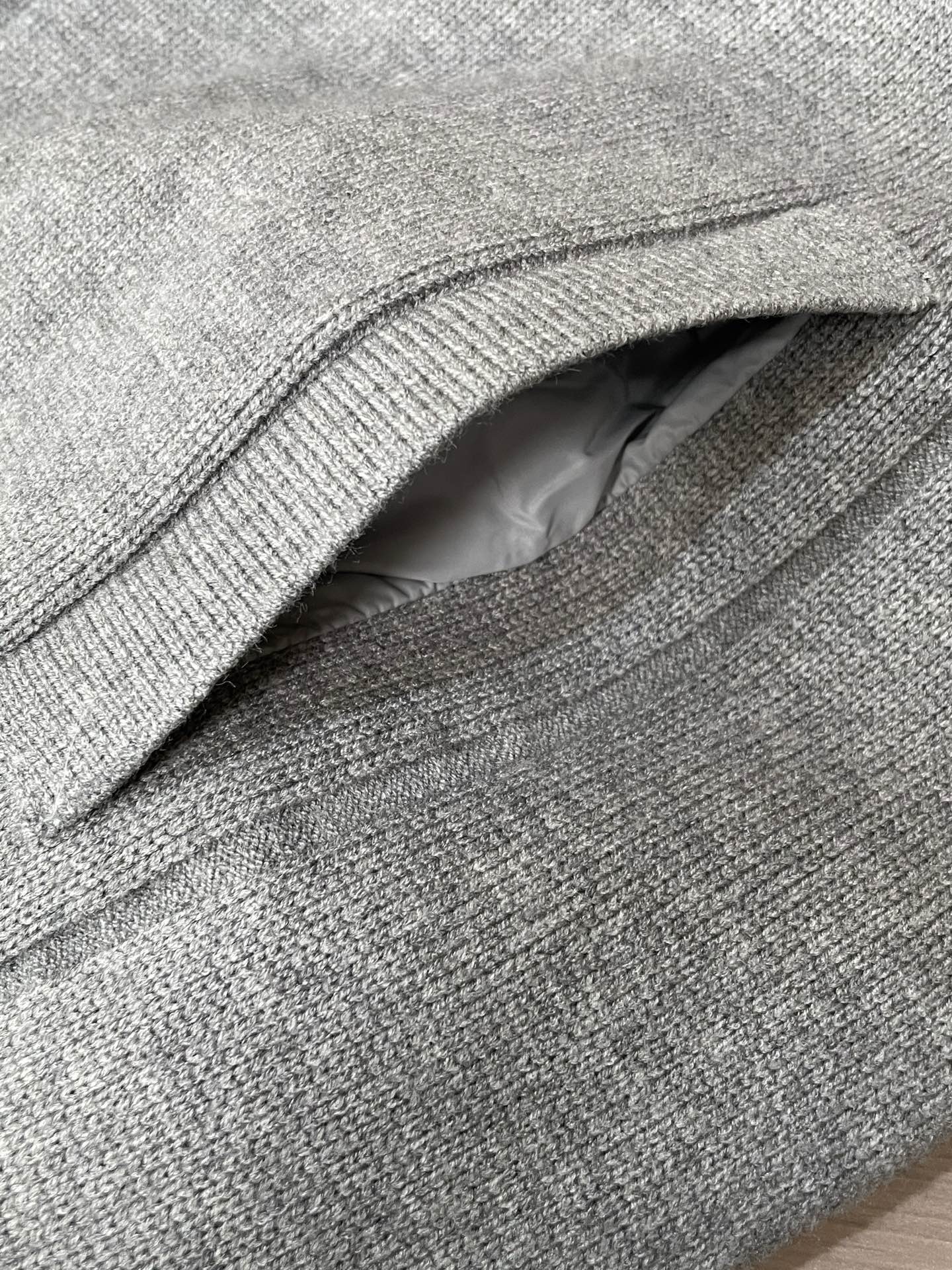 · 巴黎世家 2025FW羽绒马甲 潮人必备单品！高级定制 最高标准90绒，成分支持检测，一流保暖性能。