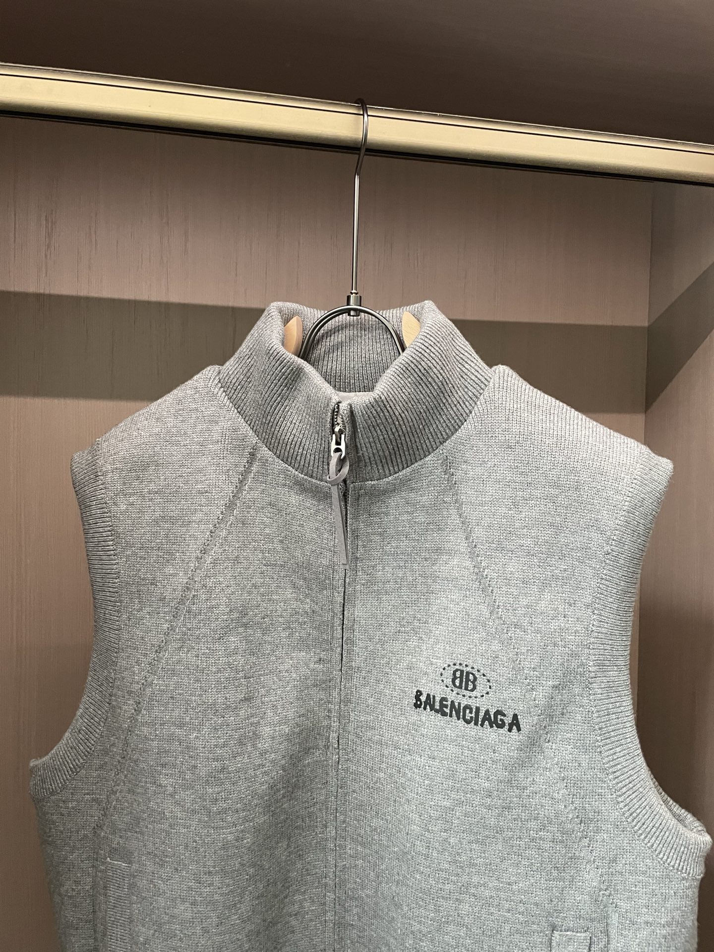 · 巴黎世家 2025FW羽绒马甲 潮人必备单品！高级定制 最高标准90绒，成分支持检测，一流保暖性能。