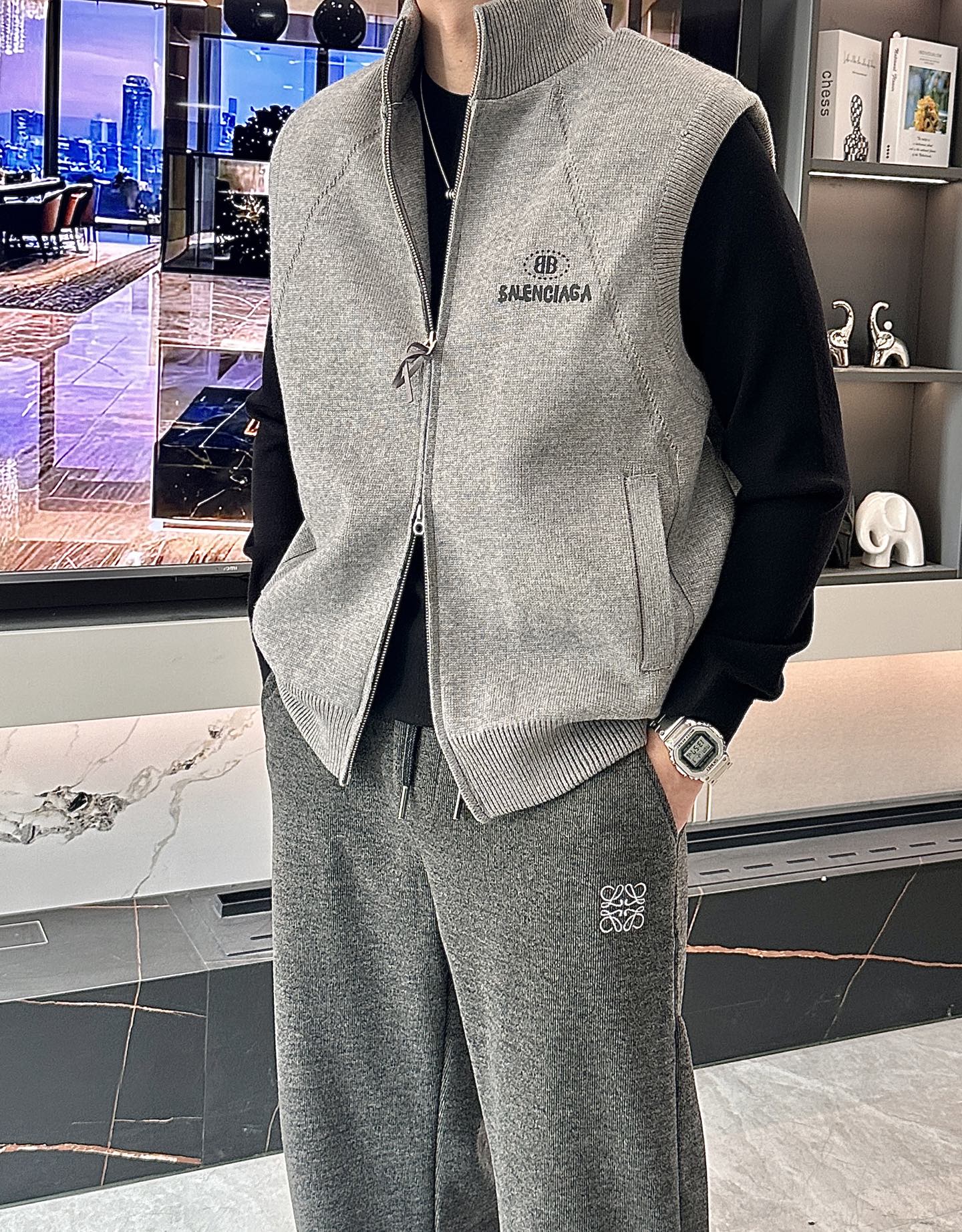 NO:650186,Balenciaga 2025FW down vest, a must-have item for fashionistas!  Advanced customization, the highest standard of 90 down, ingredients support testing, first-class thermal performance. Double-layer gallbladder inside to ensure that the goose down will not come out, customized high-density waterproof nylon fabric. High-end texture and durability. The quality can reach the purchase level. Super versatile, the upper body effect is great!  Size 48-56 (profitable),,balenciaga,down jacket,alexander wang19860909巴黎世家 2025FW羽绒马甲 潮人必备单品！高级定制 最高标准90绒,成分支持检测,一流保暖性能.内里双层胆布,以保证鹅绒不会钻出,定制高密度防水尼龙面料.高端质感及耐用性.品质可达代购级别. 超级百搭,上身效果超赞！ 尺码48-56 (让利款）,,balenciaga,down jacket,alexander wang,Men's clothing