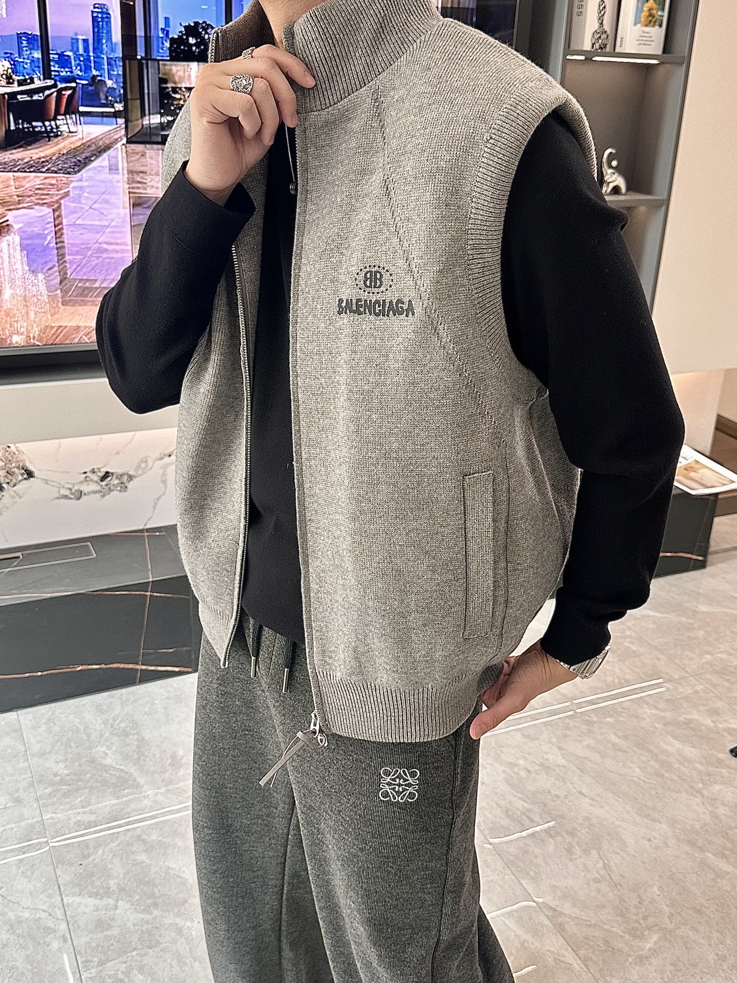 · 巴黎世家 2025FW羽绒马甲 潮人必备单品！高级定制 最高标准90绒，成分支持检测，一流保暖性能。