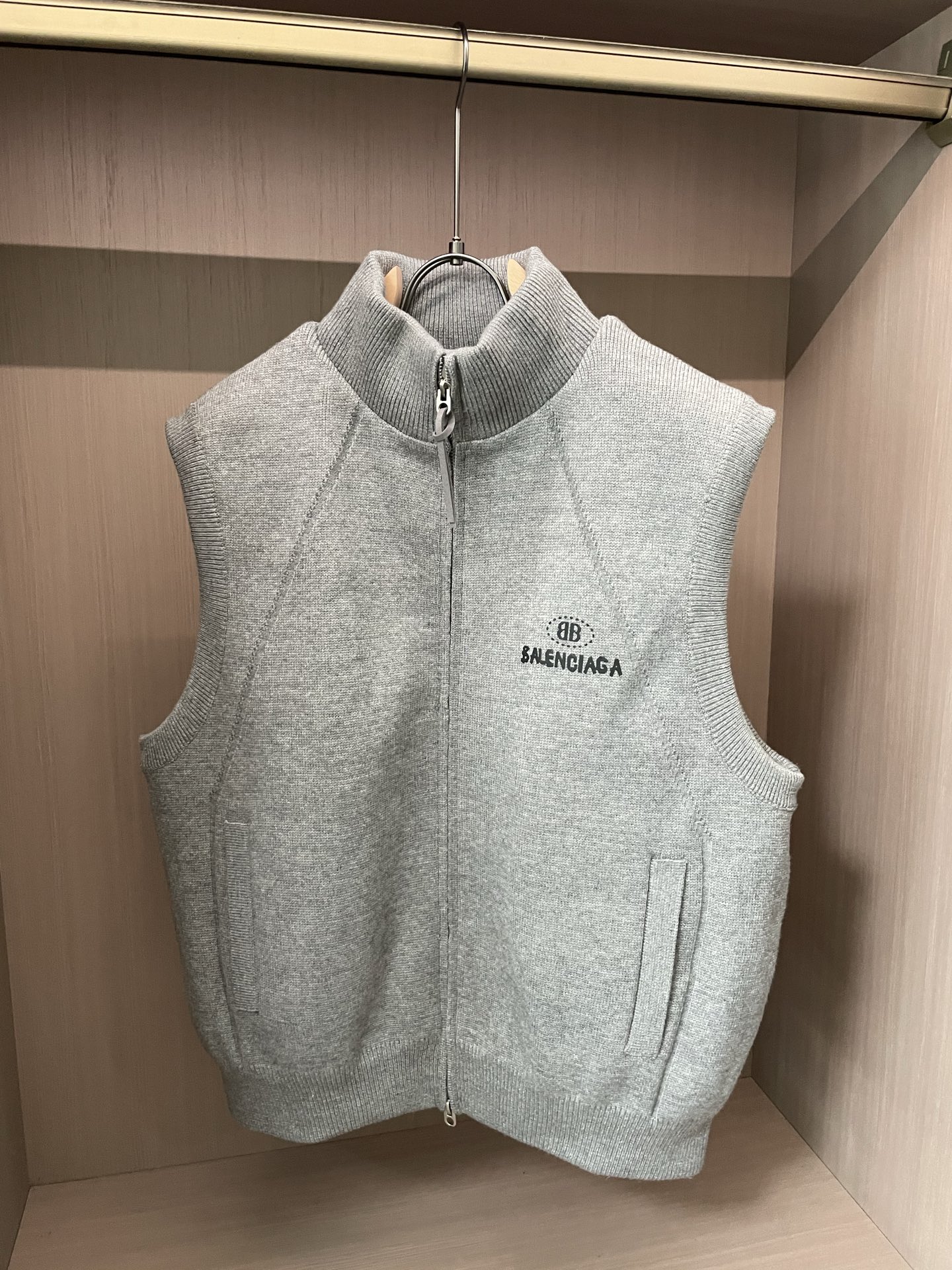 · 巴黎世家 2025FW羽绒马甲 潮人必备单品！高级定制 最高标准90绒，成分支持检测，一流保暖性能。