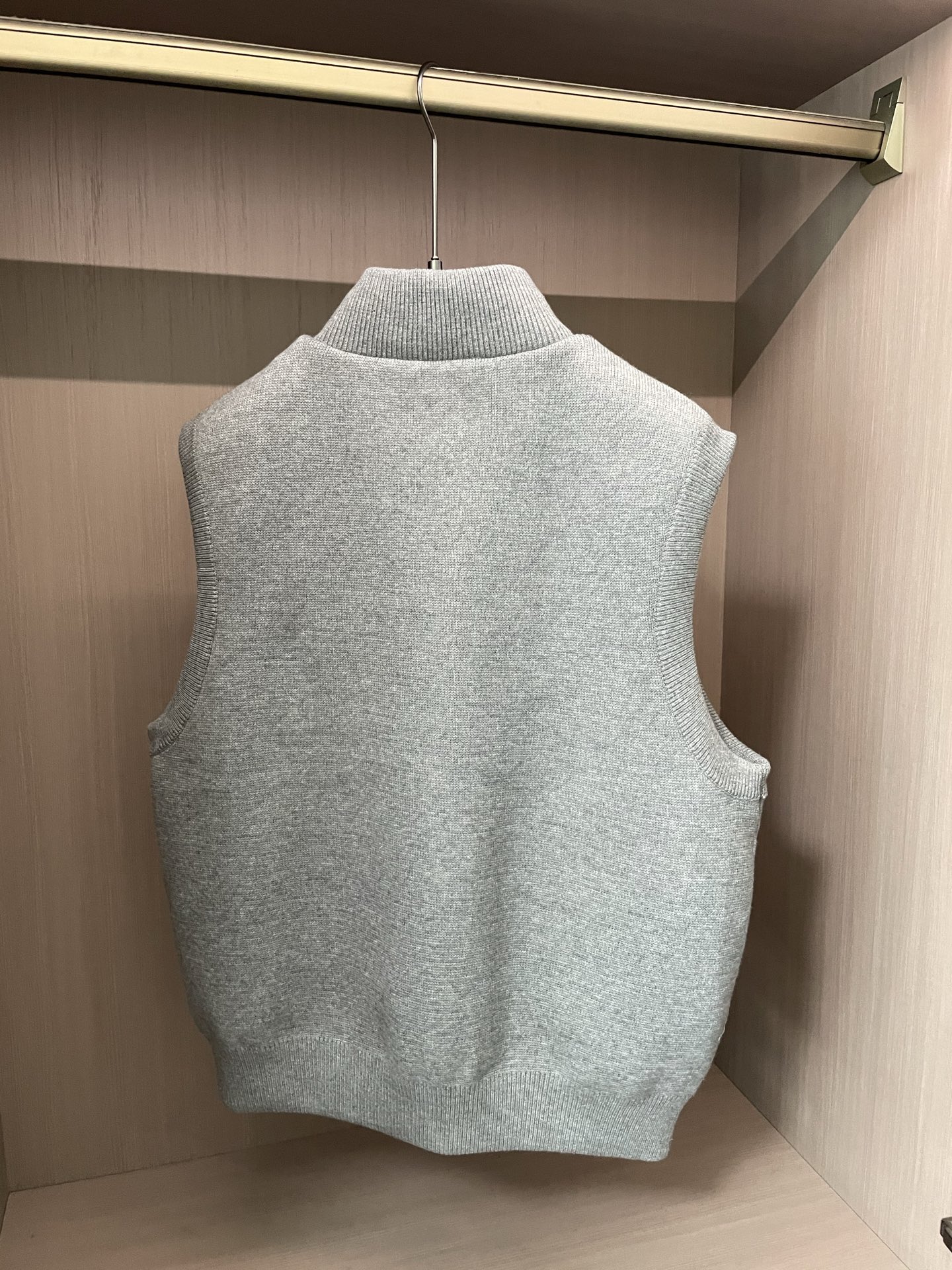 · 巴黎世家 2025FW羽绒马甲 潮人必备单品！高级定制 最高标准90绒，成分支持检测，一流保暖性能。