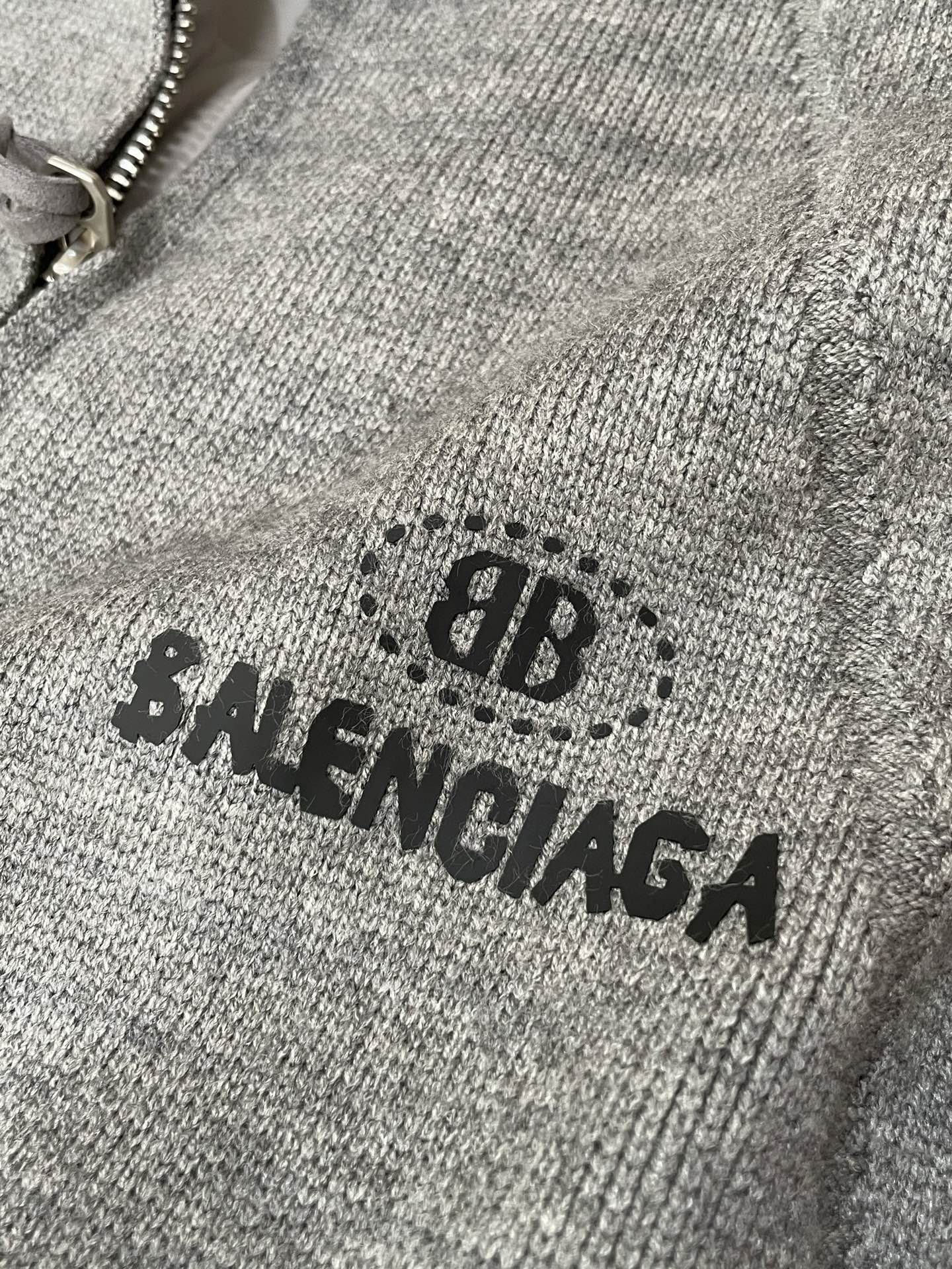 · 巴黎世家 2025FW羽绒马甲 潮人必备单品！高级定制 最高标准90绒，成分支持检测，一流保暖性能。