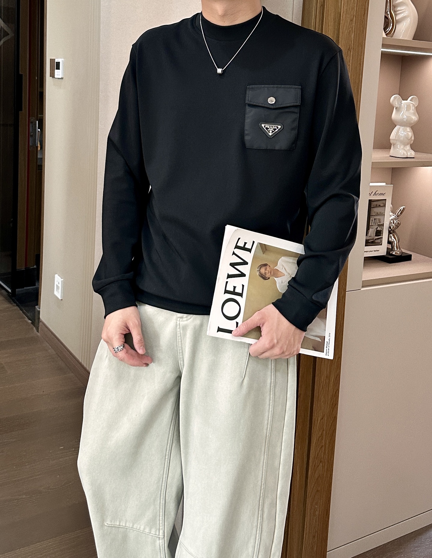 NO:655476,Prad's new autumn and winter long sleeves, customized fabrics, unique craftsmanship logo, excellent comfort and breathability, soft, anti-wrinkle, elasticity and excellent drape. Whether worn alone or layered, they are very handsome. Pursuing luxury, noble and elegant style, creating extraordinary men's taste, the visual effect is very good, extremely high-grade, simple and fashionable, a must-have choice for leisure and business!  Size M-3XL,,prada,alexander wang19860909Prad 秋冬新款长袖,定制面料,独特工艺logo,舒适性与透气性兼优,柔软抗皱弹性和垂性极佳,无论是单穿或是内搭都是帅气十足,追求奢华高贵优雅风范,打造不凡男士品味,视觉效果非常赞,档次极高,简约时尚,休闲商务必备之选！ 码数M-3XL,,prada,alexander wang,Men's clothing