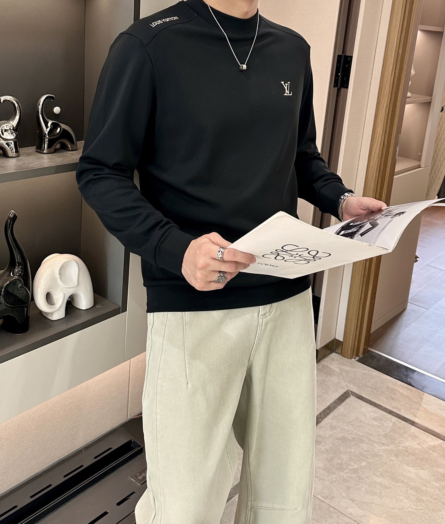 NO:655481,LV new autumn and winter long sleeves, customized fabrics, unique craftsmanship logo, excellent comfort and breathability, soft, anti-wrinkle, elasticity and excellent drape. Whether worn alone or worn inside, they are very handsome. Pursuing luxury, noble and elegant style, creating extraordinary men's taste, the visual effect is very good, extremely high-grade, simple and fashionable, a must-have choice for leisure and business!  Size M-3XL,,louis vuitton,alexander wang19860909Lv 秋冬新款长袖,定制面料,独特工艺logo,舒适性与透气性兼优,柔软抗皱弹性和垂性极佳,无论是单穿或是内搭都是帅气十足,追求奢华高贵优雅风范,打造不凡男士品味,视觉效果非常赞,档次极高,简约时尚,休闲商务必备之选！ 码数M-3XL,,louis vuitton,alexander wang,Men's clothing