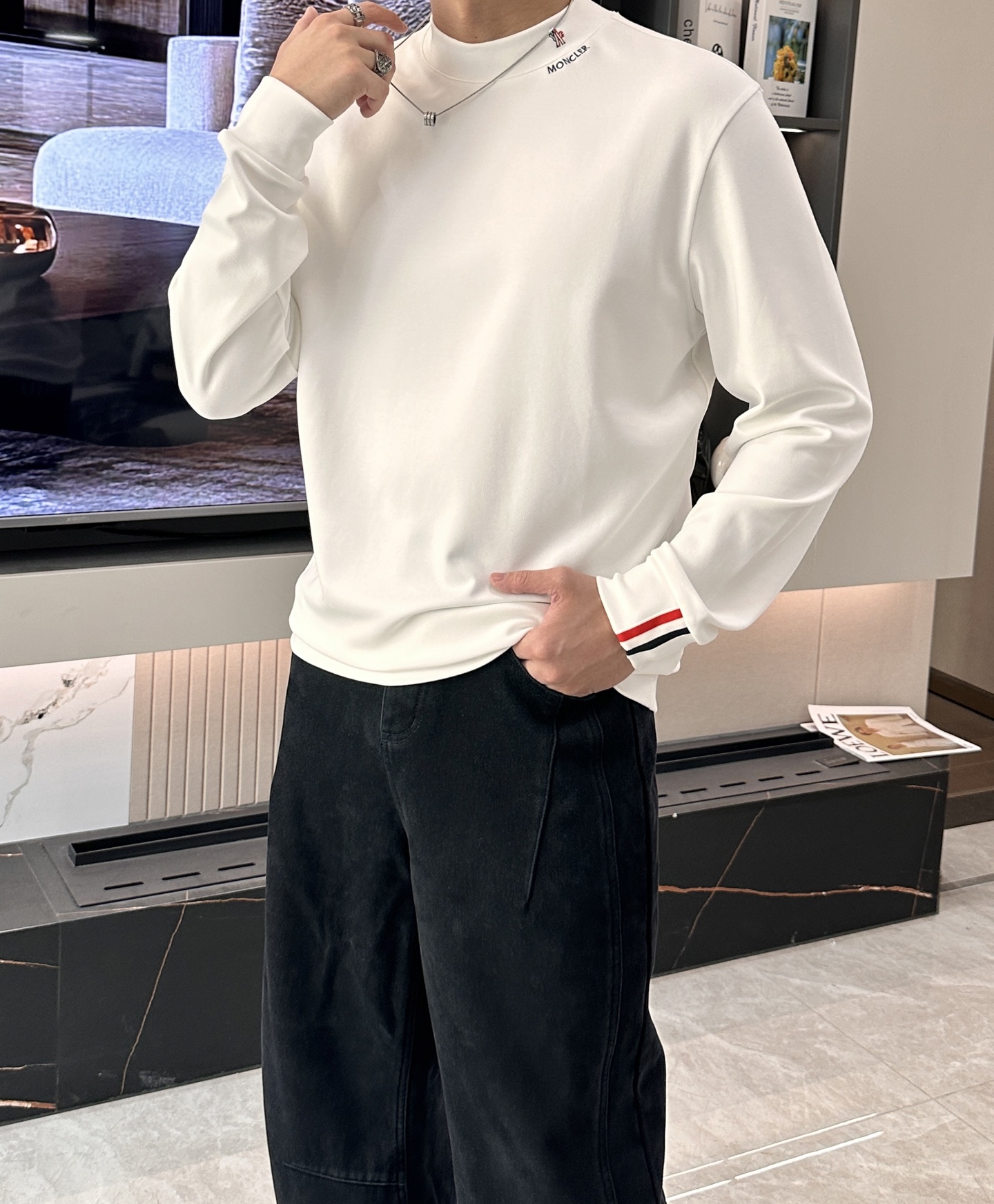 NO:655486,Mengkou autumn and winter new long sleeves, customized fabrics, unique craftsmanship logo, excellent comfort and breathability, soft, anti-wrinkle, elasticity and excellent drape. Whether worn alone or layered, they are very handsome. Pursuing luxury, noble and elegant style, creating extraordinary men's taste, the visual effect is very good, extremely high-grade, simple and fashionable, a must-have choice for leisure and business!  Size M-3XL,,Moncler,alexander wang19860909蒙口 秋冬新款长袖,定制面料,独特工艺logo,舒适性与透气性兼优,柔软抗皱弹性和垂性极佳,无论是单穿或是内搭都是帅气十足,追求奢华高贵优雅风范,打造不凡男士品味,视觉效果非常赞,档次极高,简约时尚,休闲商务必备之选！ 码数M-3XL,,Moncler,alexander wang,Men's clothing