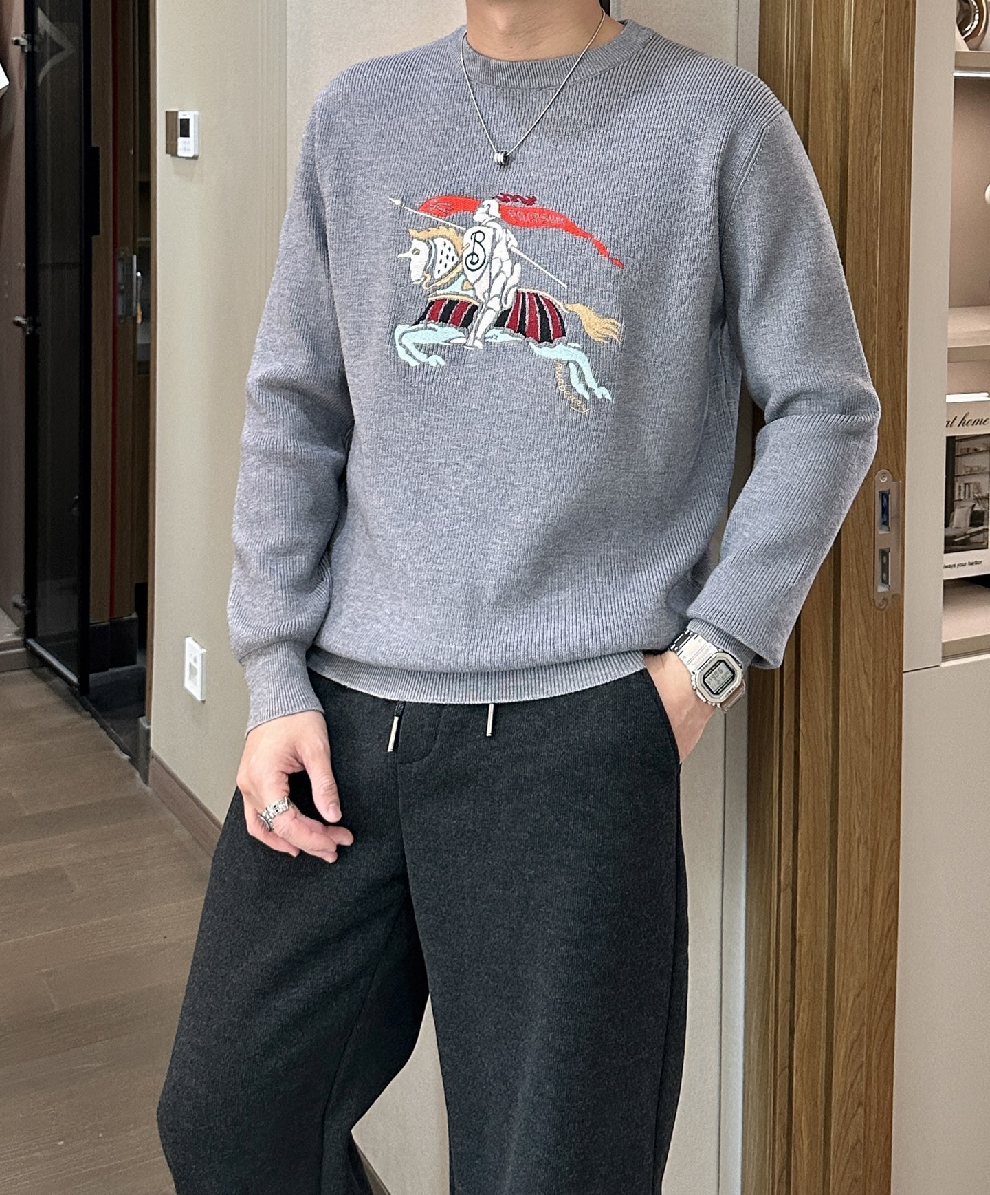 NO:655496,BUR highly recommended!  aw new autumn and winter styles, synchronized with counters, fashionable classic basic sweaters, must-have styles for autumn and winter, using thickened knitted sweaters, exquisite, simple and elegant, brand element embellishment design, not too complicated craftsmanship, playing with the fusion of design and materials, simple European style, a perfect base for autumn and winter!  Size M-3xL,,burberry,sweaters,alexander wang19860909BUR 重磅推荐！aw秋冬新款 专柜同步 时尚经典基础款针织衫 秋冬必备款 采用针织衫加厚毛衣,精致简洁大方 品牌元素点缀设计 没有过多复杂的工艺 玩的就是设计与材质的融合 简约的欧风 秋冬季打底神器！尺码M-3xL,,burberry,sweaters,alexander wang,Men's clothing