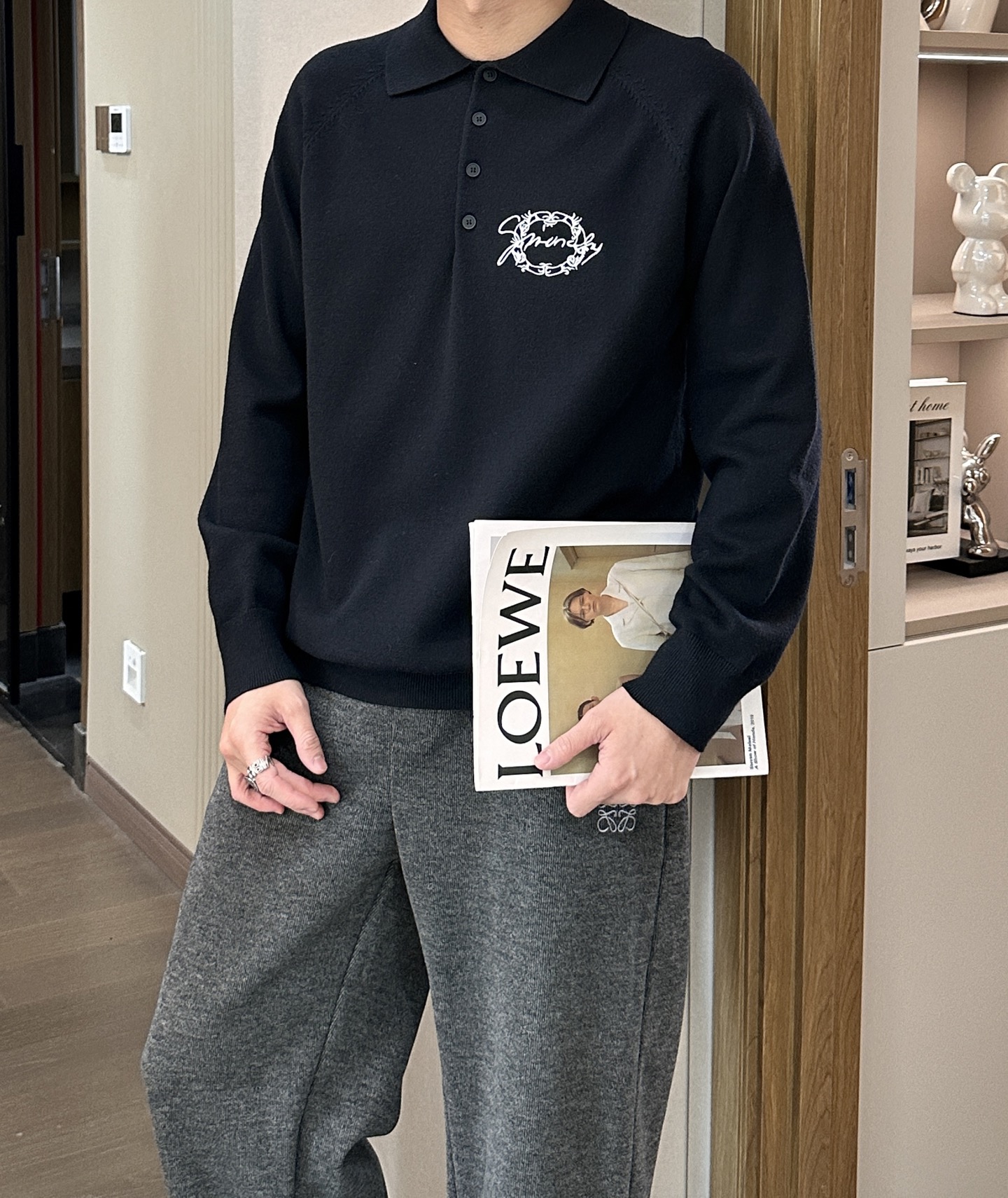 NO:655501,Dior autumn and winter advanced customization, full of urban style, classic, simple and elegant lapel knitted sweater. It is made of imported wool blended fabric, soft and delicate. Men's wardrobe is indispensable with the basic style. It can be used to match various clothes anytime and anywhere to meet your daily needs. The design of the clothes is very simple, dear friends, hurry up and get it!  Size M-XXXL,,dior,sweaters,alexander wang19860909Dior 秋冬 高级定制 都市风十足 经典简约大气翻领针织毛衣. 采用进口羊毛混纺面料 柔软细腻 男人的衣柜都少不了基础款 随时随地都可以拿来搭配各种服饰 满足您日常生活需求 .衣服设计非常的简洁 , 亲们赶紧入手！ 尺码M-XXXL,,dior,sweaters,alexander wang,Men's clothing