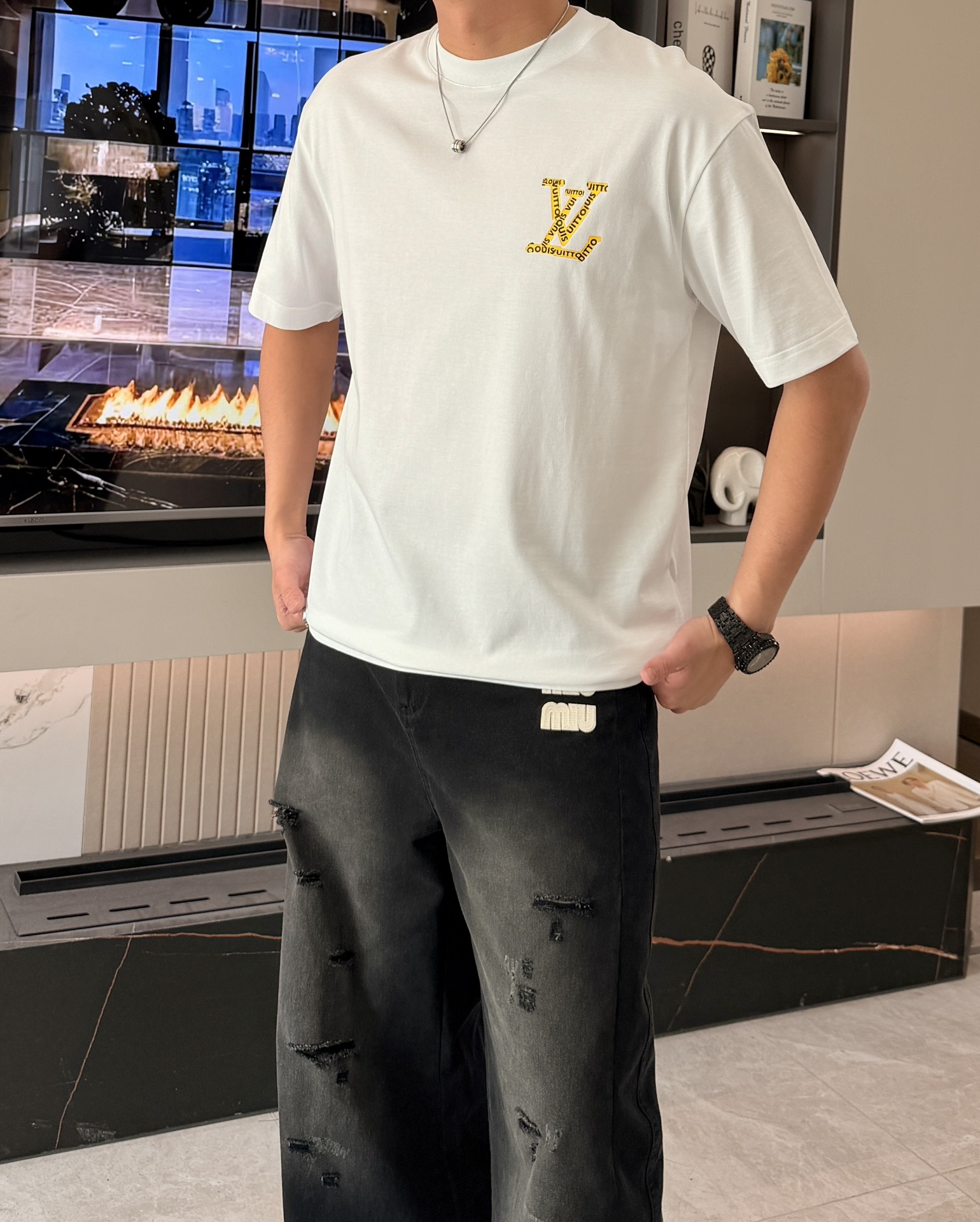 · Lv 2026春夏新款首发专柜最新款短袖圆领T恤 高端订制 设计前卫时尚！品牌logo重工艺设计 高