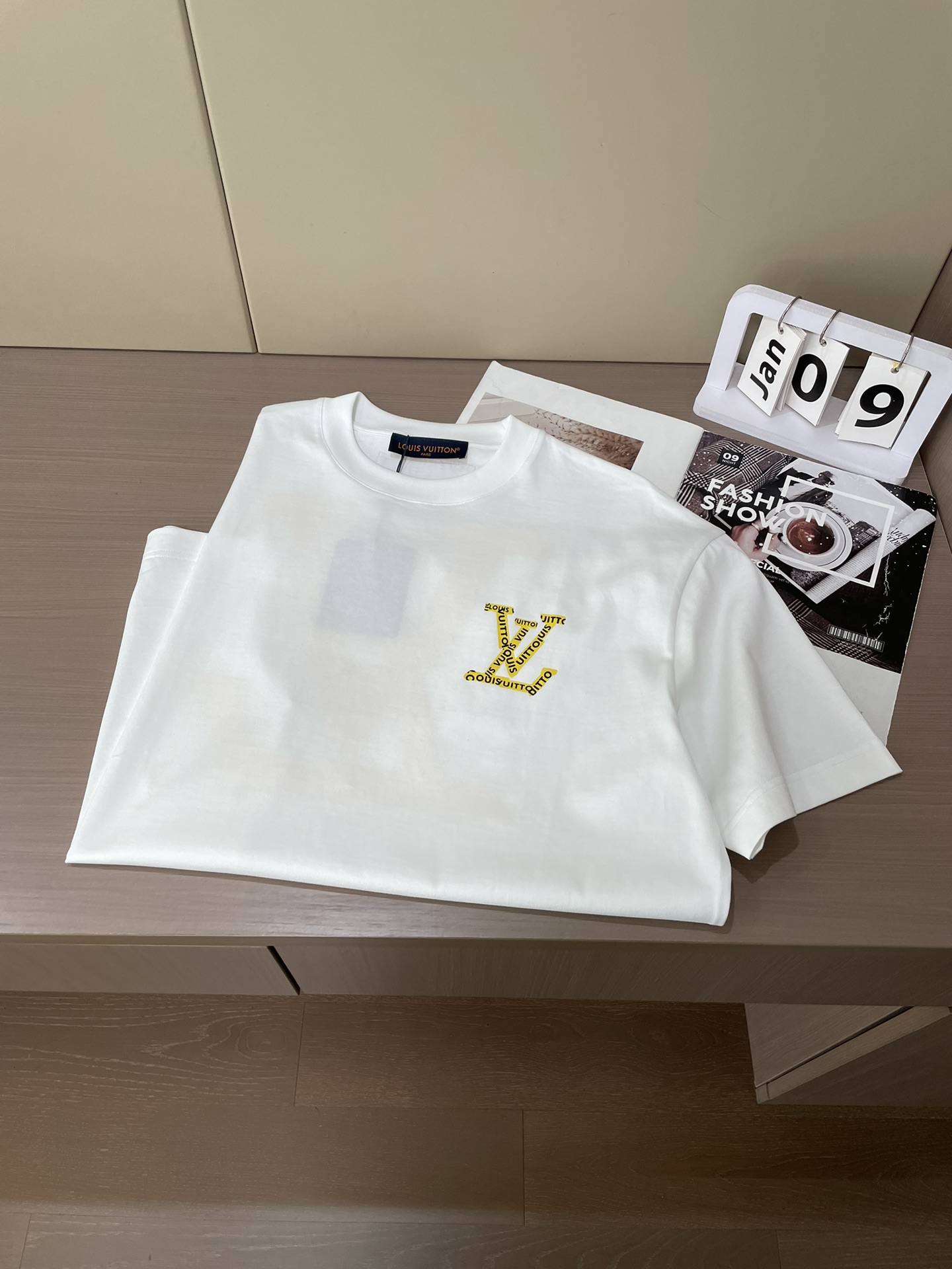 · Lv 2026春夏新款首发专柜最新款短袖圆领T恤 高端订制 设计前卫时尚！品牌logo重工艺设计 高