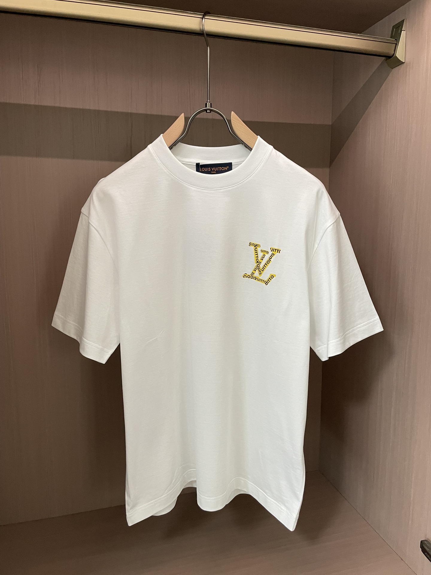 · Lv 2026春夏新款首发专柜最新款短袖圆领T恤 高端订制 设计前卫时尚！品牌logo重工艺设计 高