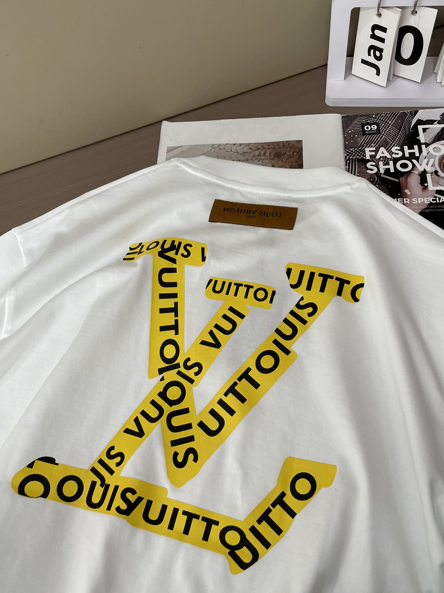 · Lv 2026春夏新款首发专柜最新款短袖圆领T恤 高端订制 设计前卫时尚！品牌logo重工艺设计 高