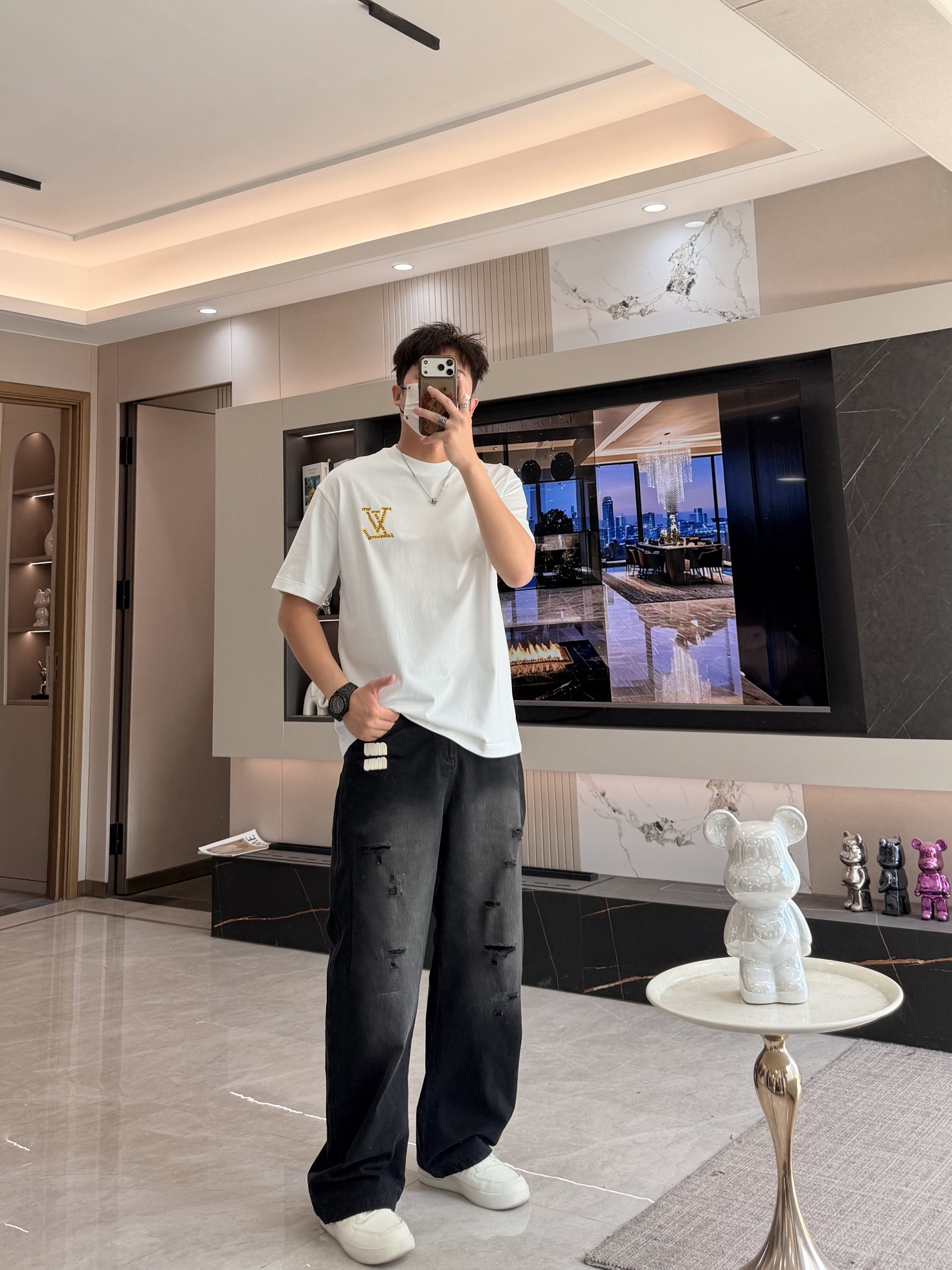 · Lv 2026春夏新款首发专柜最新款短袖圆领T恤 高端订制 设计前卫时尚！品牌logo重工艺设计 高