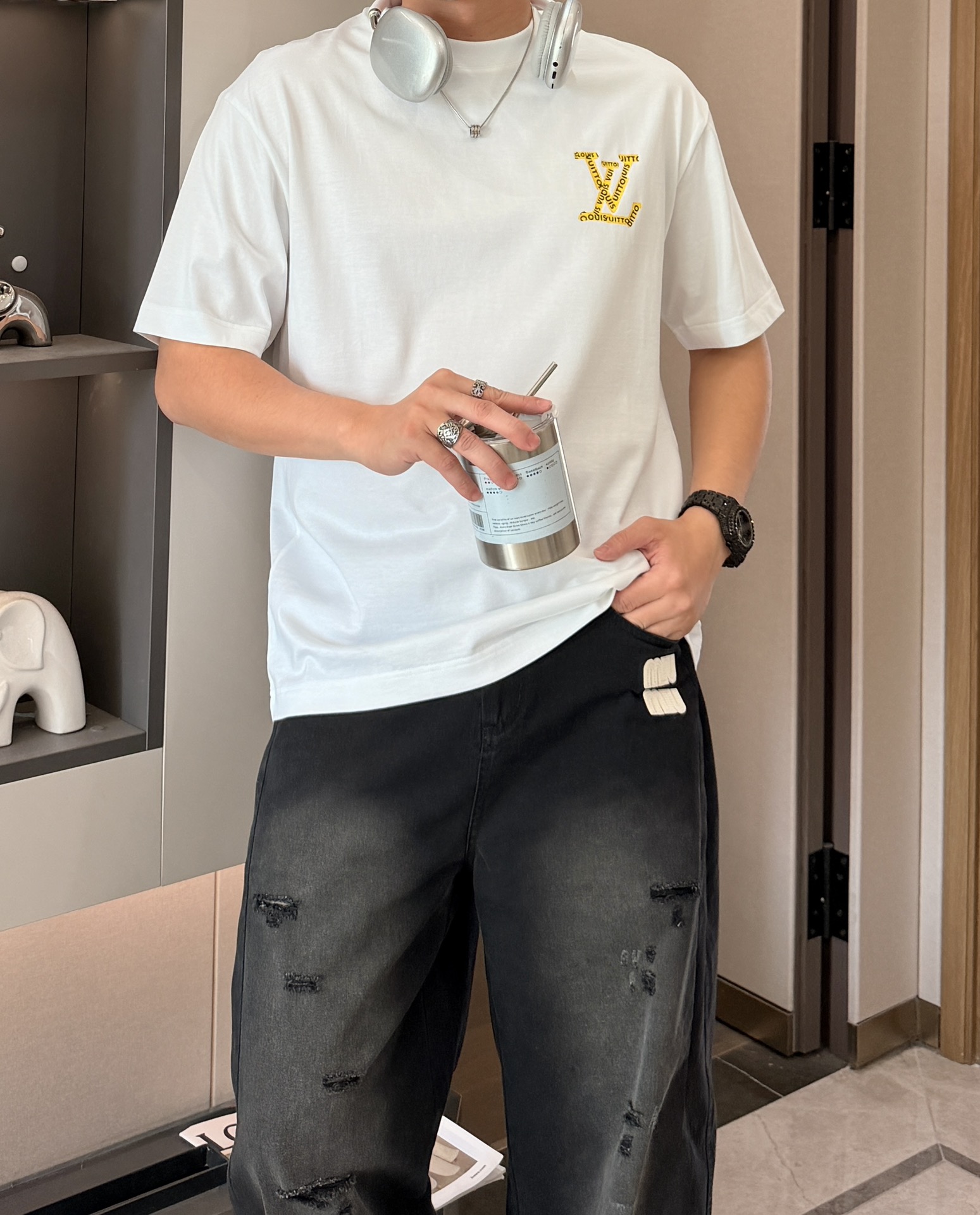 · Lv 2026春夏新款首发专柜最新款短袖圆领T恤 高端订制 设计前卫时尚！品牌logo重工艺设计 高