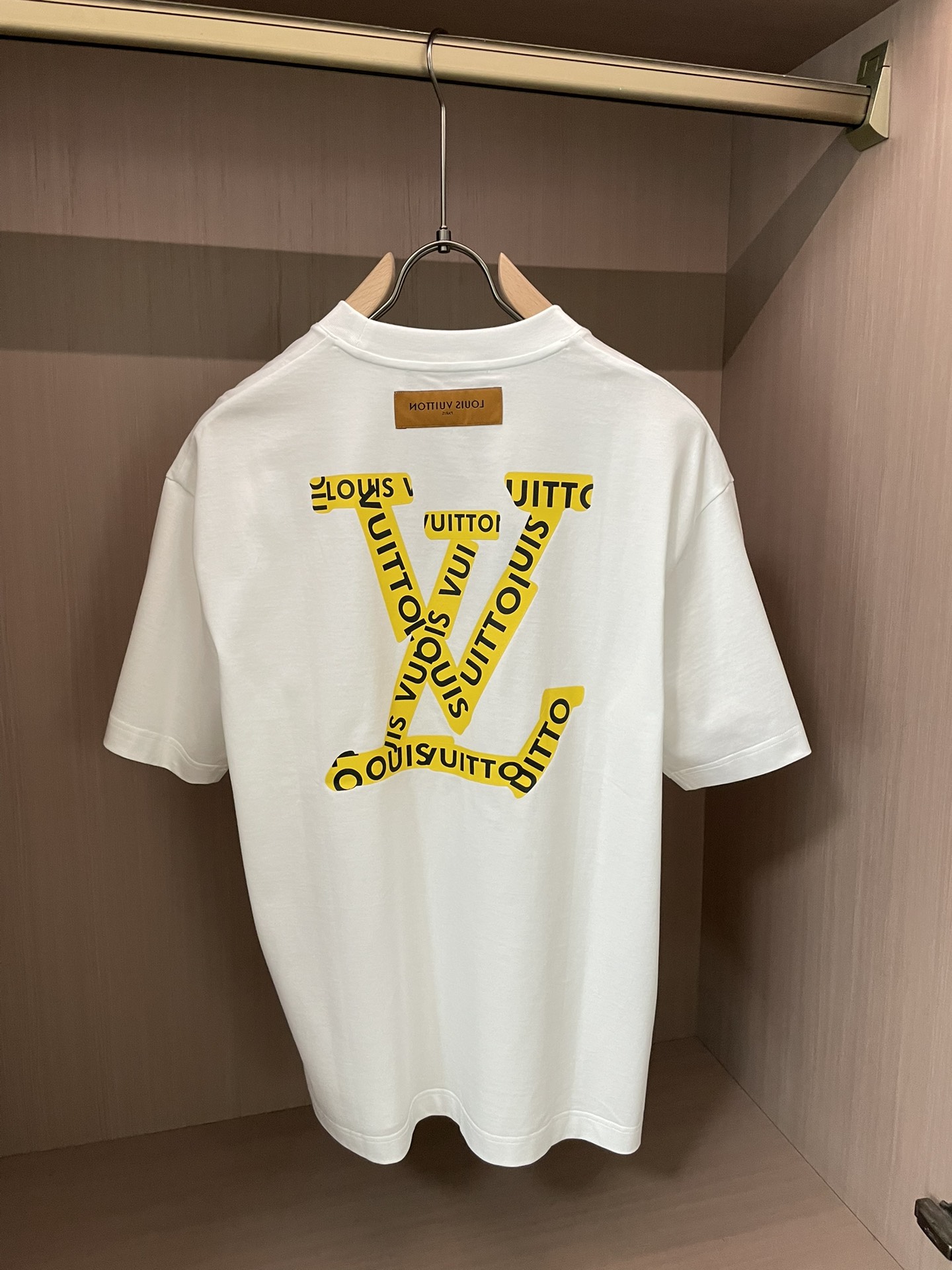 · Lv 2026春夏新款首发专柜最新款短袖圆领T恤 高端订制 设计前卫时尚！品牌logo重工艺设计 高
