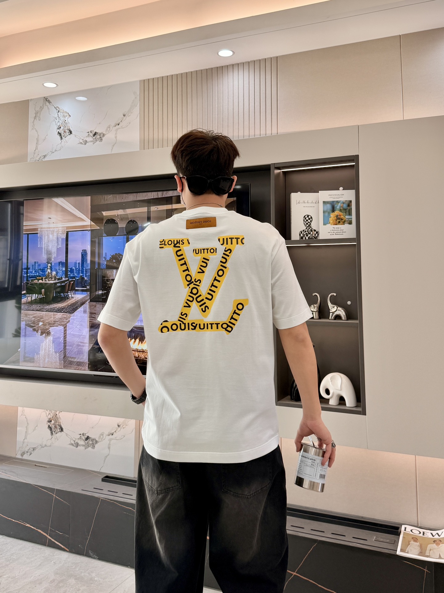 · Lv 2026春夏新款首发专柜最新款短袖圆领T恤 高端订制 设计前卫时尚！品牌logo重工艺设计 高