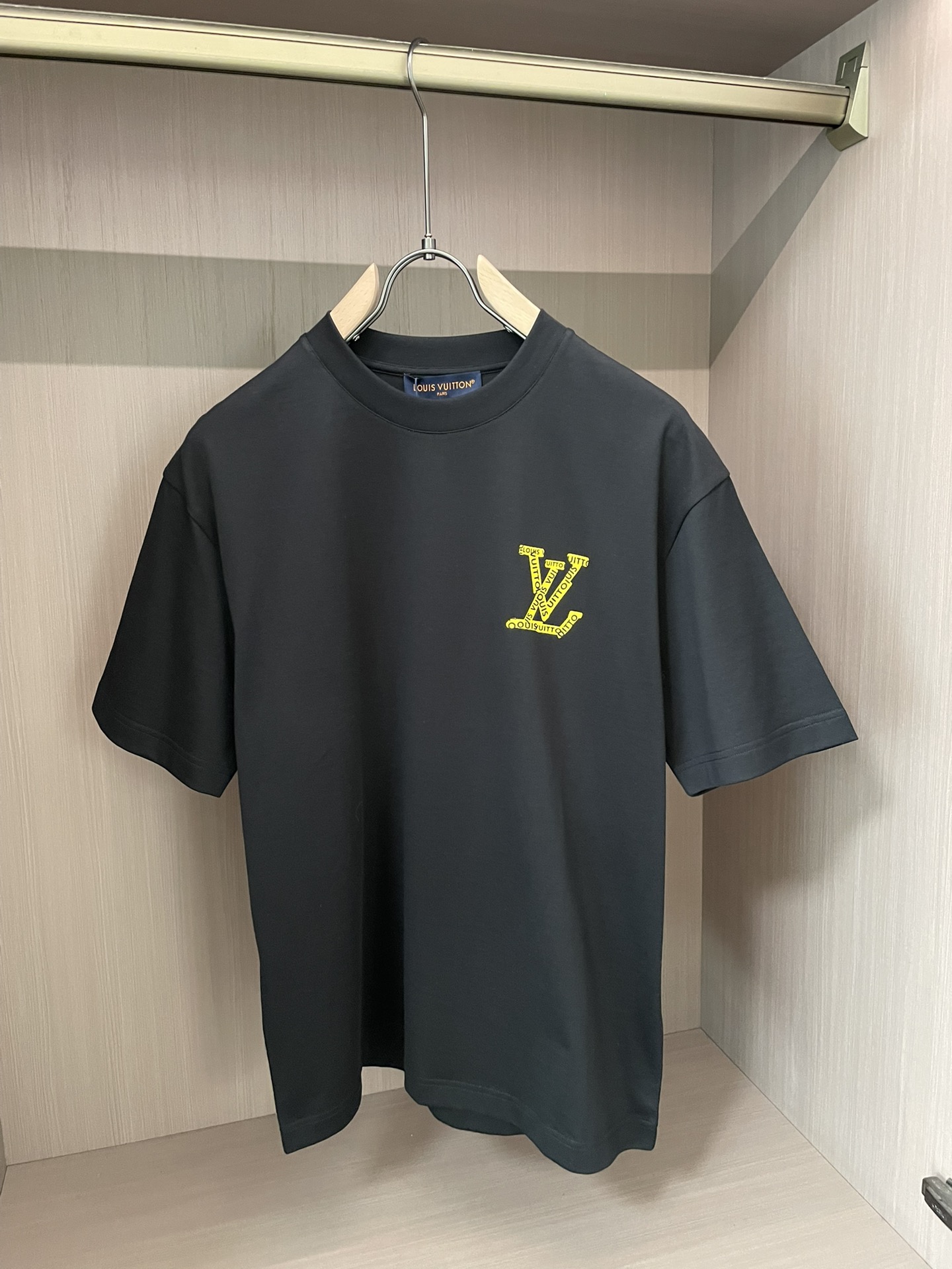 · Lv 2026春夏新款首发专柜最新款短袖圆领T恤 高端订制 设计前卫时尚！品牌logo重工艺设计 高