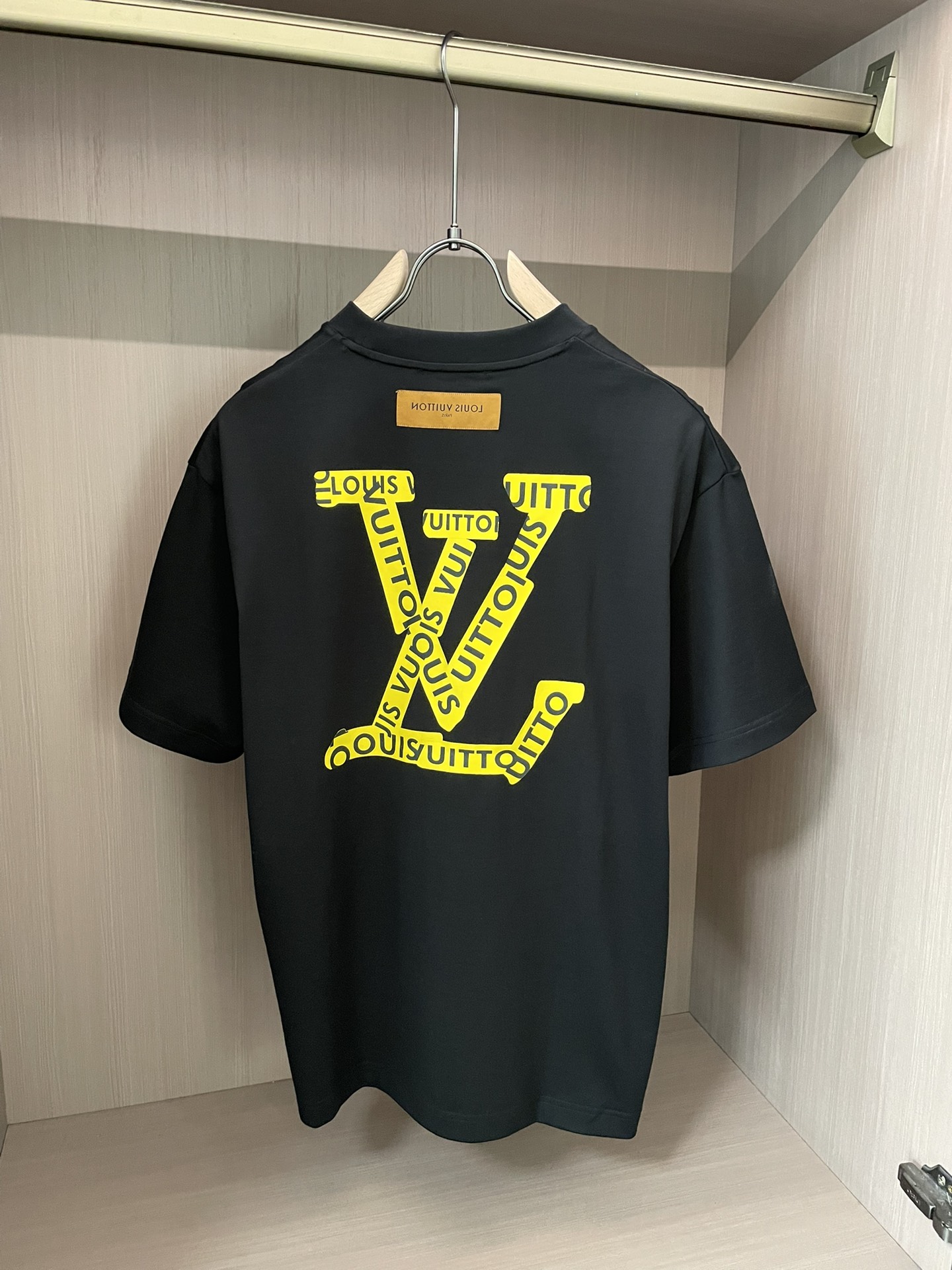 · Lv 2026春夏新款首发专柜最新款短袖圆领T恤 高端订制 设计前卫时尚！品牌logo重工艺设计 高