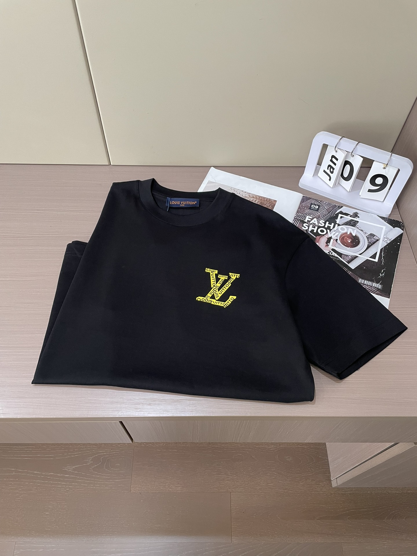 · Lv 2026春夏新款首发专柜最新款短袖圆领T恤 高端订制 设计前卫时尚！品牌logo重工艺设计 高