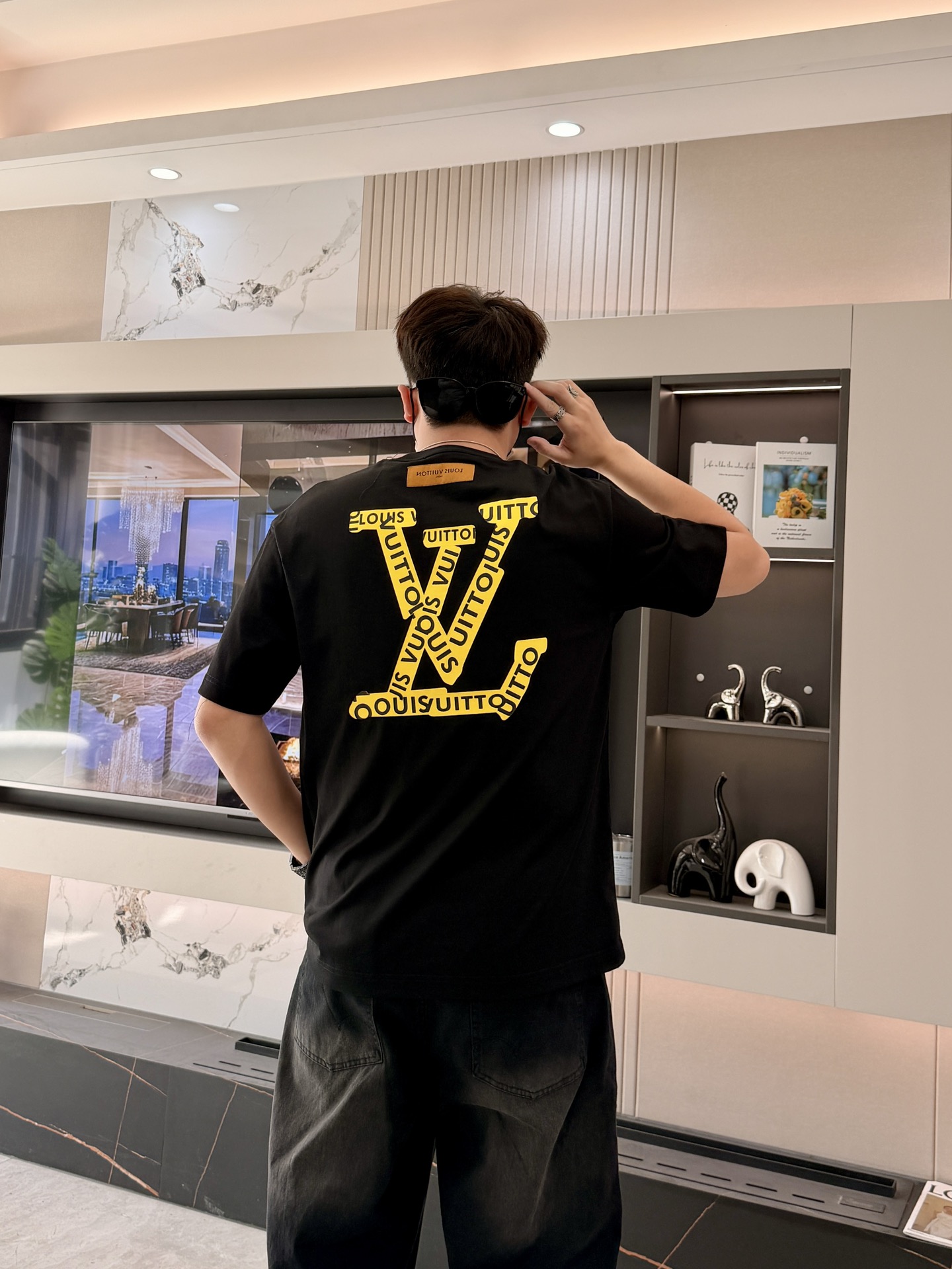· Lv 2026春夏新款首发专柜最新款短袖圆领T恤 高端订制 设计前卫时尚！品牌logo重工艺设计 高