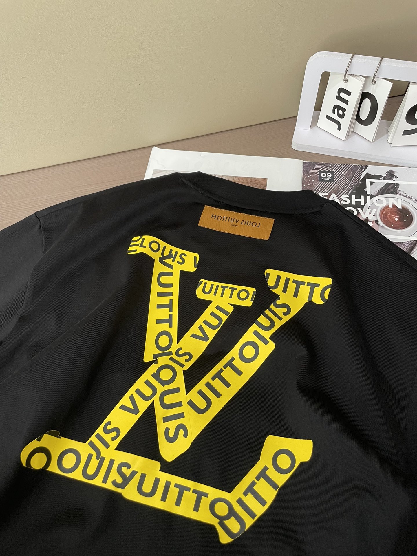 · Lv 2026春夏新款首发专柜最新款短袖圆领T恤 高端订制 设计前卫时尚！品牌logo重工艺设计 高