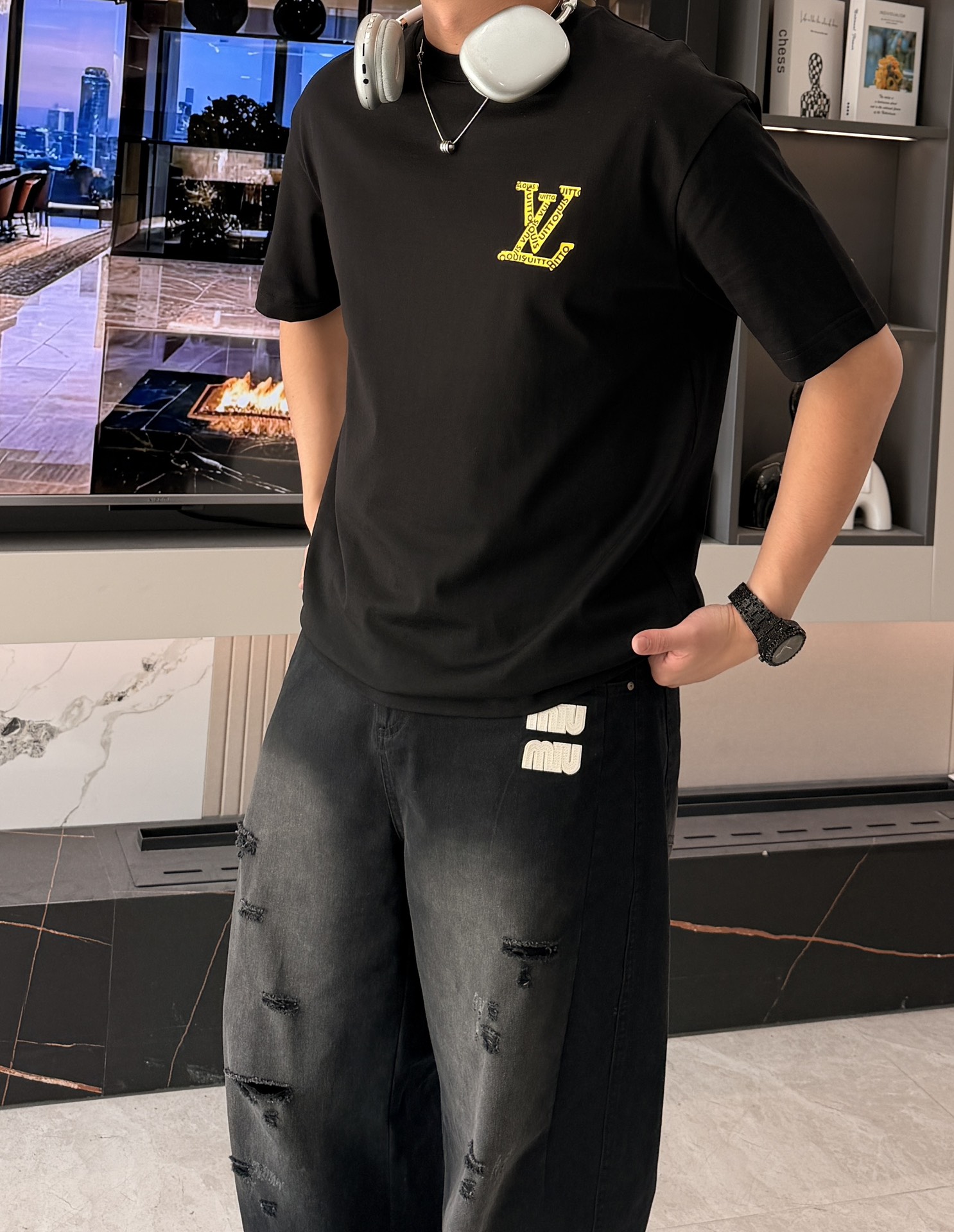 · Lv 2026春夏新款首发专柜最新款短袖圆领T恤 高端订制 设计前卫时尚！品牌logo重工艺设计 高