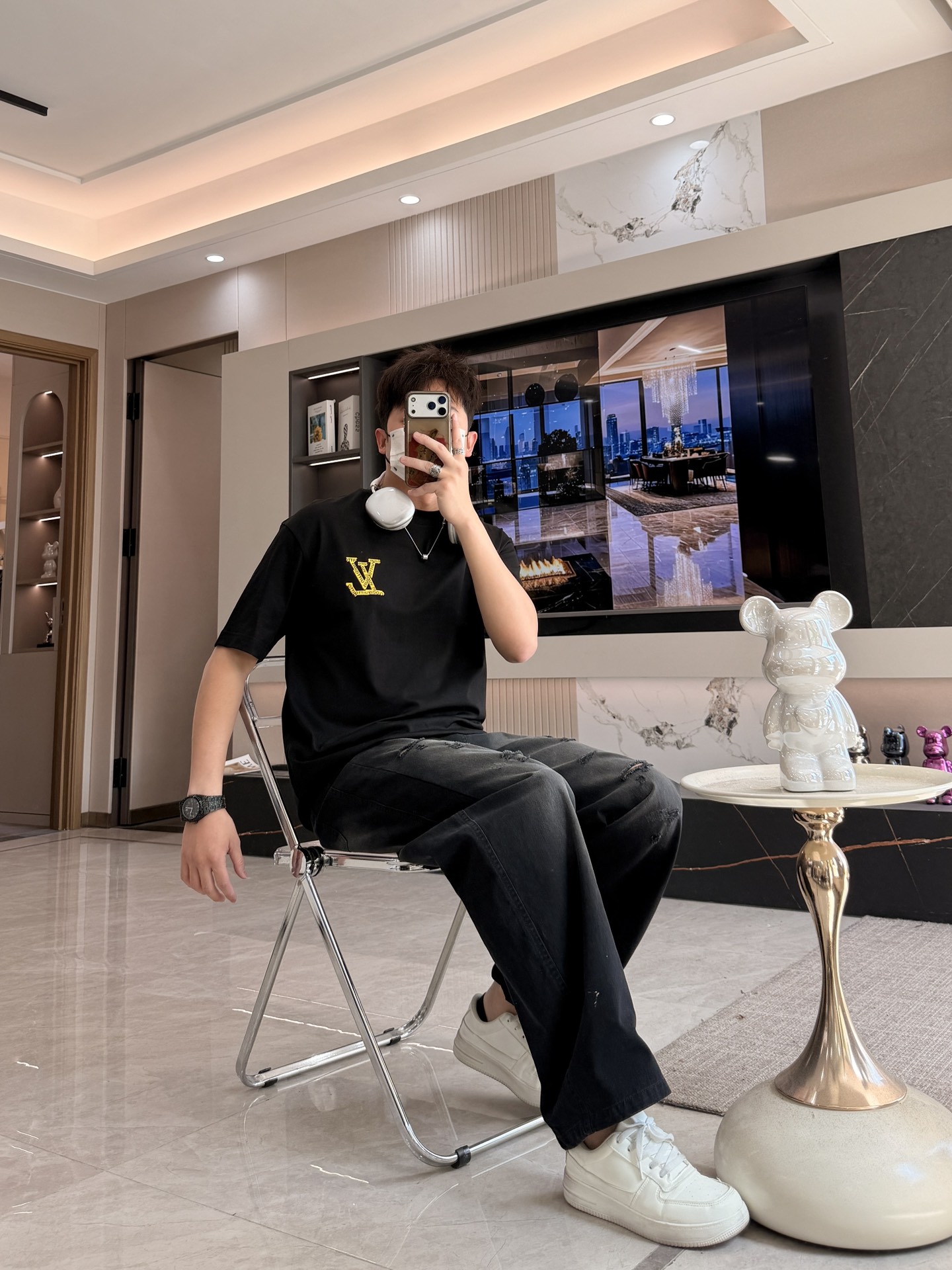· Lv 2026春夏新款首发专柜最新款短袖圆领T恤 高端订制 设计前卫时尚！品牌logo重工艺设计 高