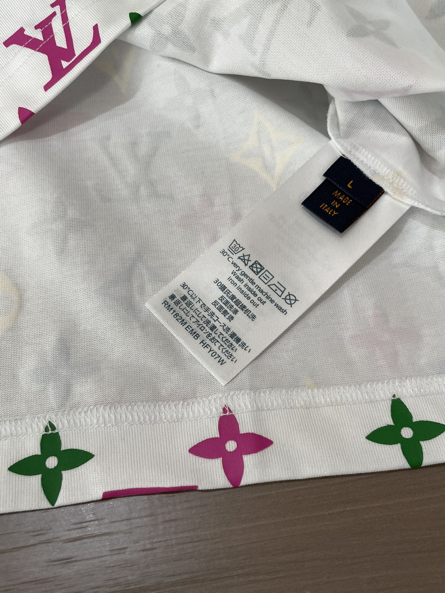 · Lv 2026春夏新款首发专柜最新款短袖圆领T恤 高端订制 设计前卫时尚！品牌logo重工艺设计 高