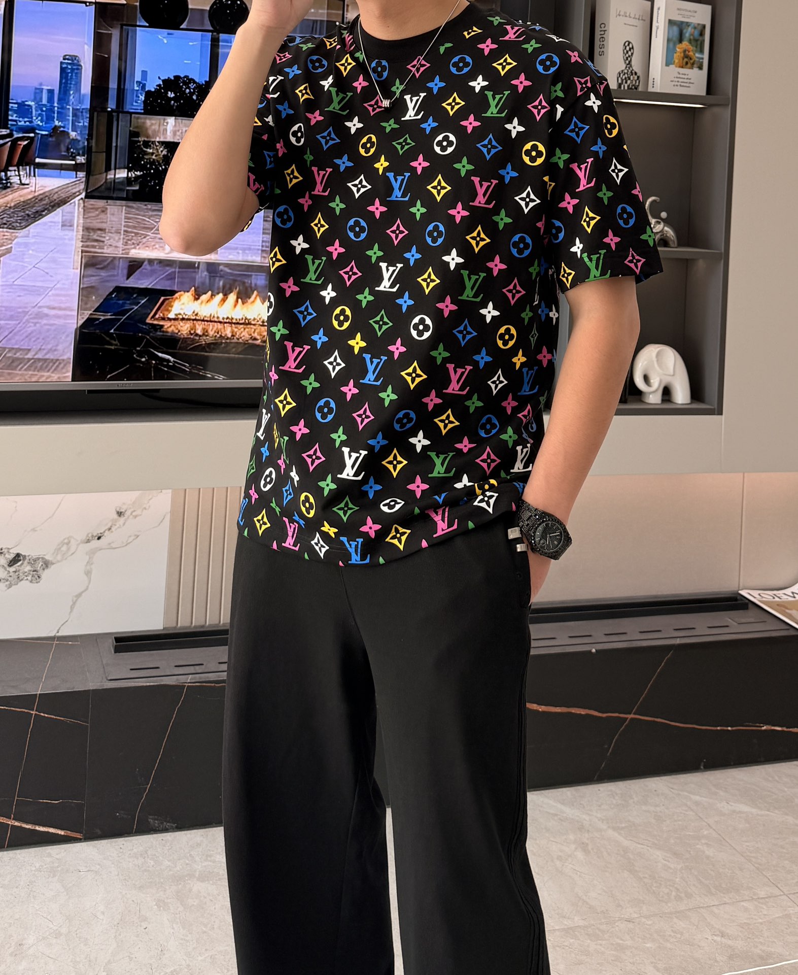 · Lv 2026春夏新款首发专柜最新款短袖圆领T恤 高端订制 设计前卫时尚！品牌logo重工艺设计 高