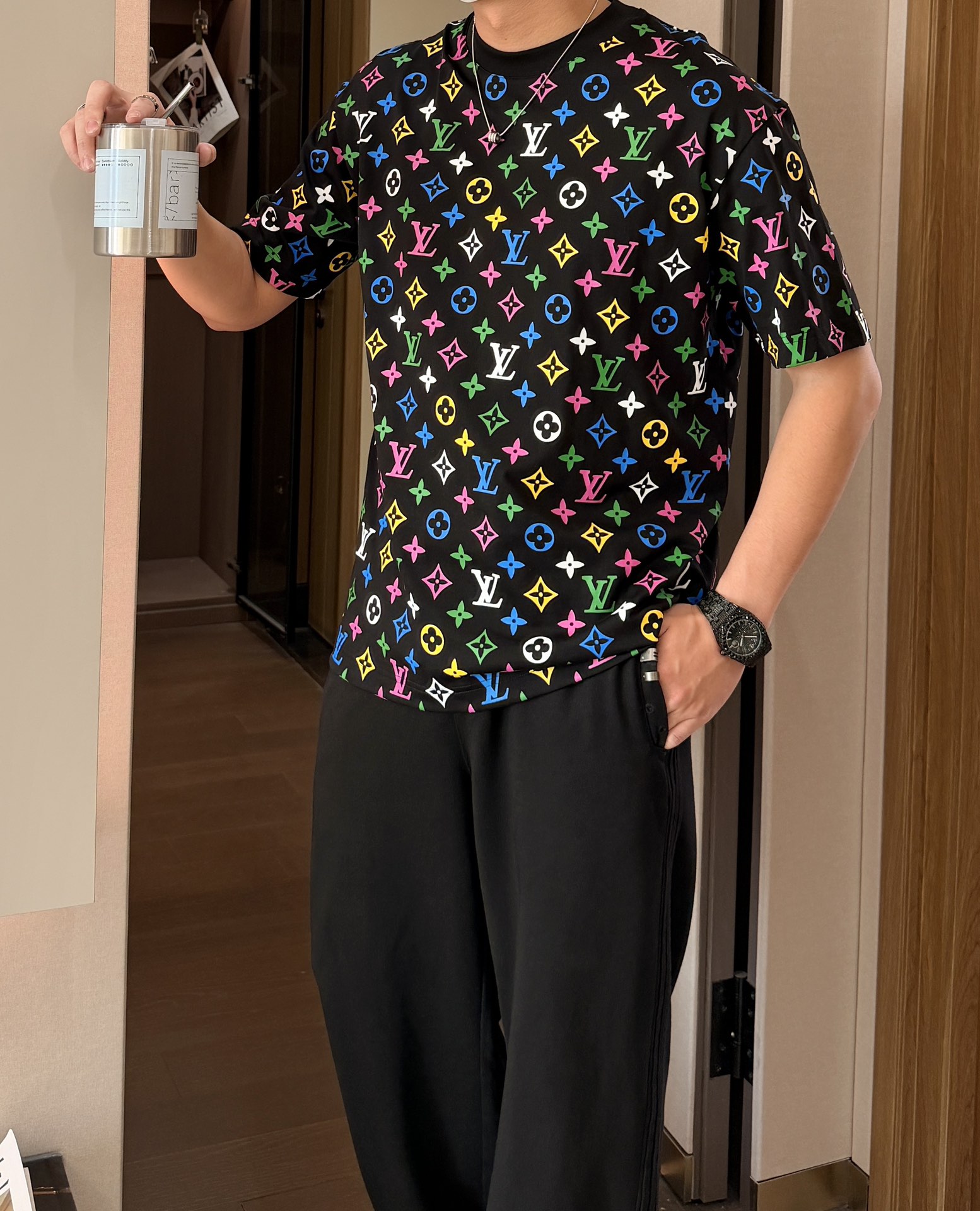 · Lv 2026春夏新款首发专柜最新款短袖圆领T恤 高端订制 设计前卫时尚！品牌logo重工艺设计 高