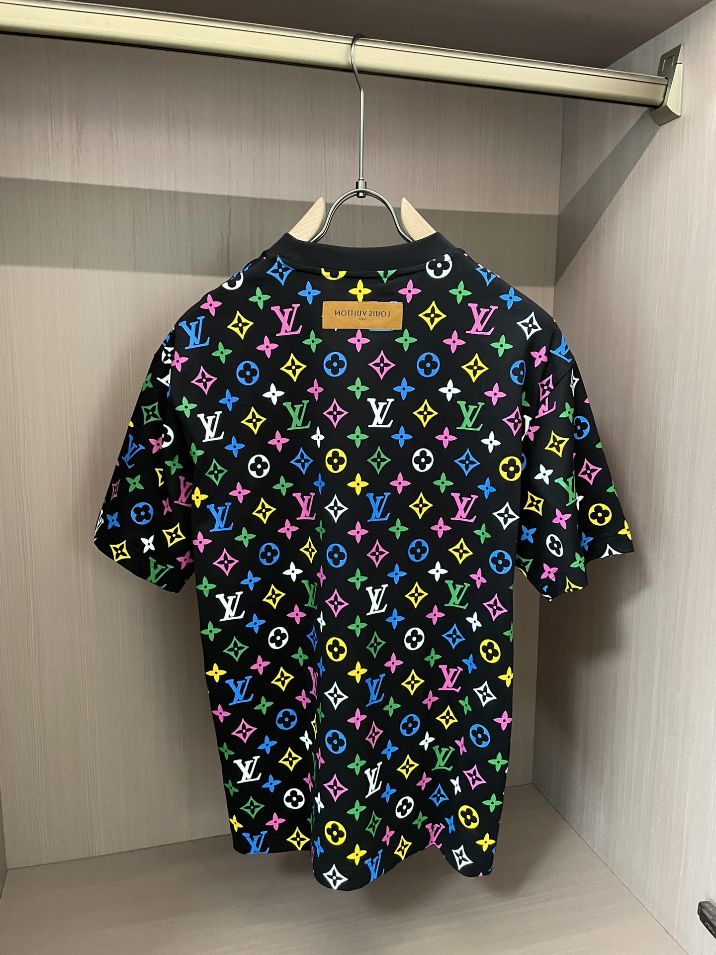 · Lv 2026春夏新款首发专柜最新款短袖圆领T恤 高端订制 设计前卫时尚！品牌logo重工艺设计 高