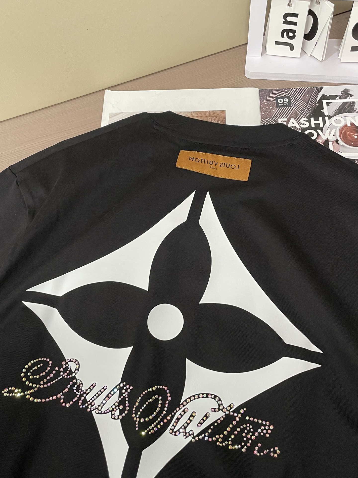 · Lv 2026春夏新款首发专柜最新款短袖圆领T恤 高端订制 设计前卫时尚！品牌logo重工艺设计 高