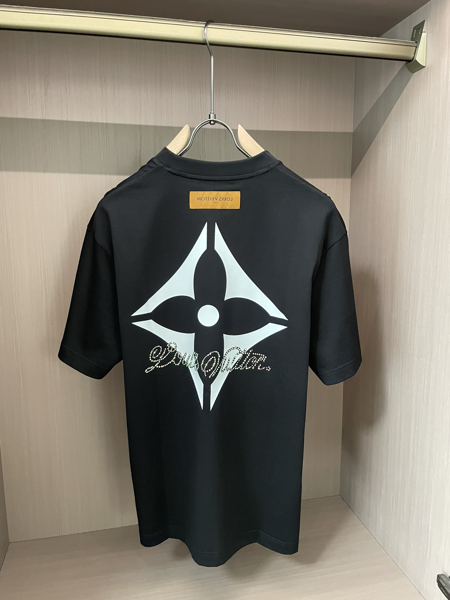 · Lv 2026春夏新款首发专柜最新款短袖圆领T恤 高端订制 设计前卫时尚！品牌logo重工艺设计 高