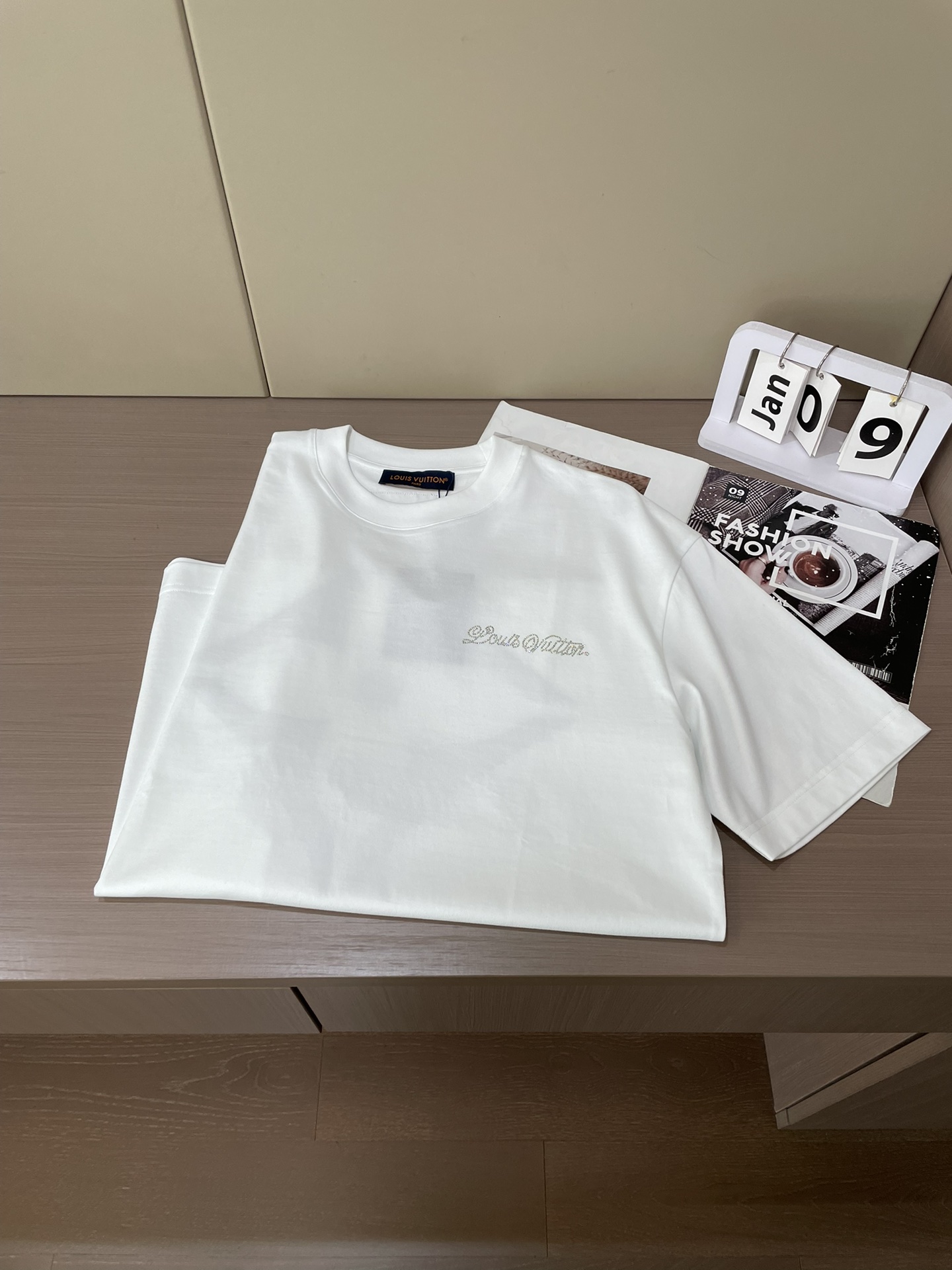 · Lv 2026春夏新款首发专柜最新款短袖圆领T恤 高端订制 设计前卫时尚！品牌logo重工艺设计 高