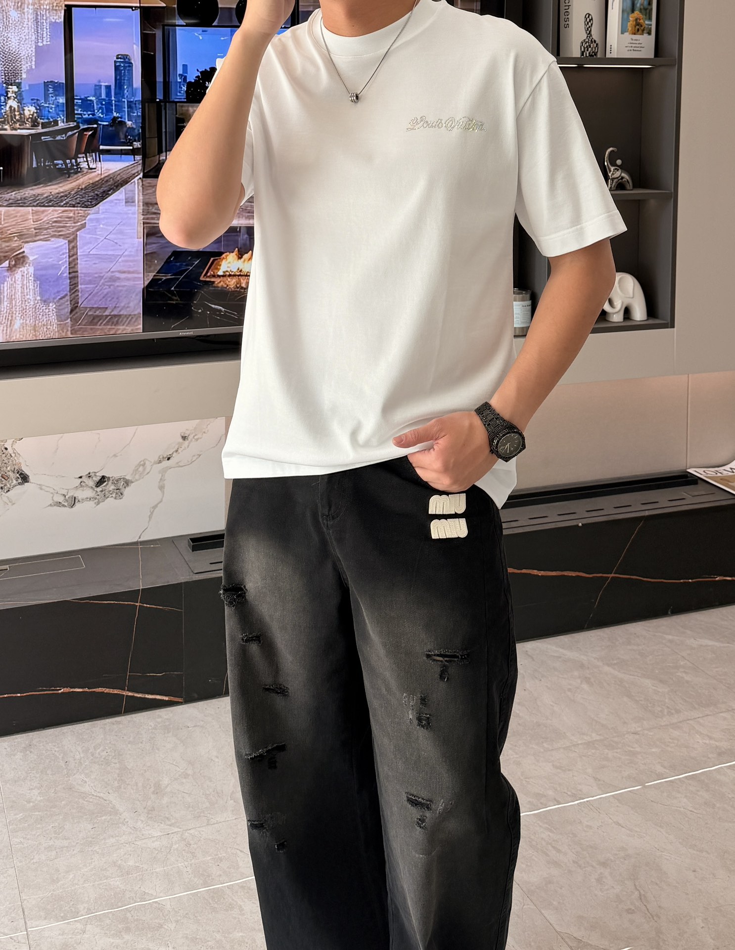 · Lv 2026春夏新款首发专柜最新款短袖圆领T恤 高端订制 设计前卫时尚！品牌logo重工艺设计 高